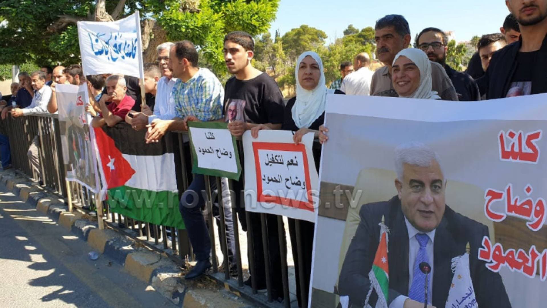 محتجون يطالبون بـ "تكفيل" وضاح الحمود أمام "النواب".. صور