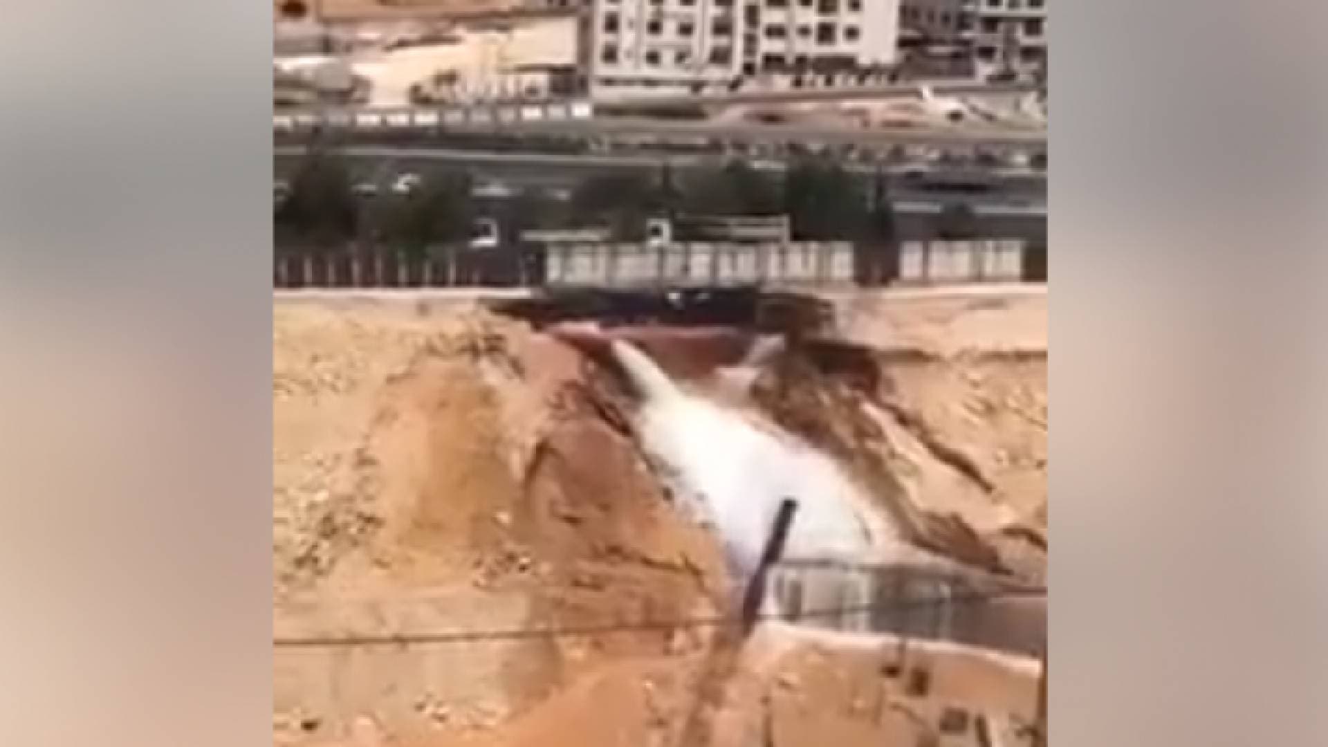 انفجار خط مياه رئيسي على طريق المطار- فيديو