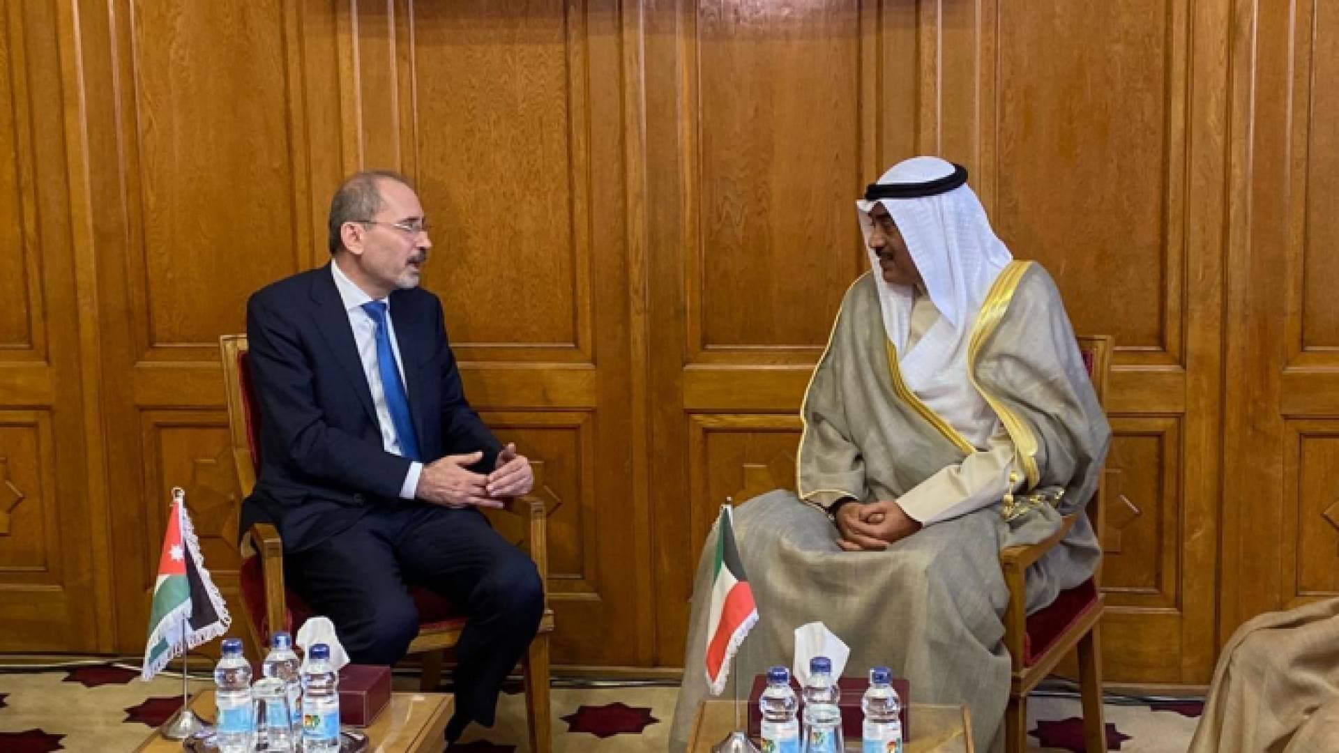 الصفدي يلتقي وزير الخارجية الكويتي ويؤكد متانة العلاقات بين البلدين