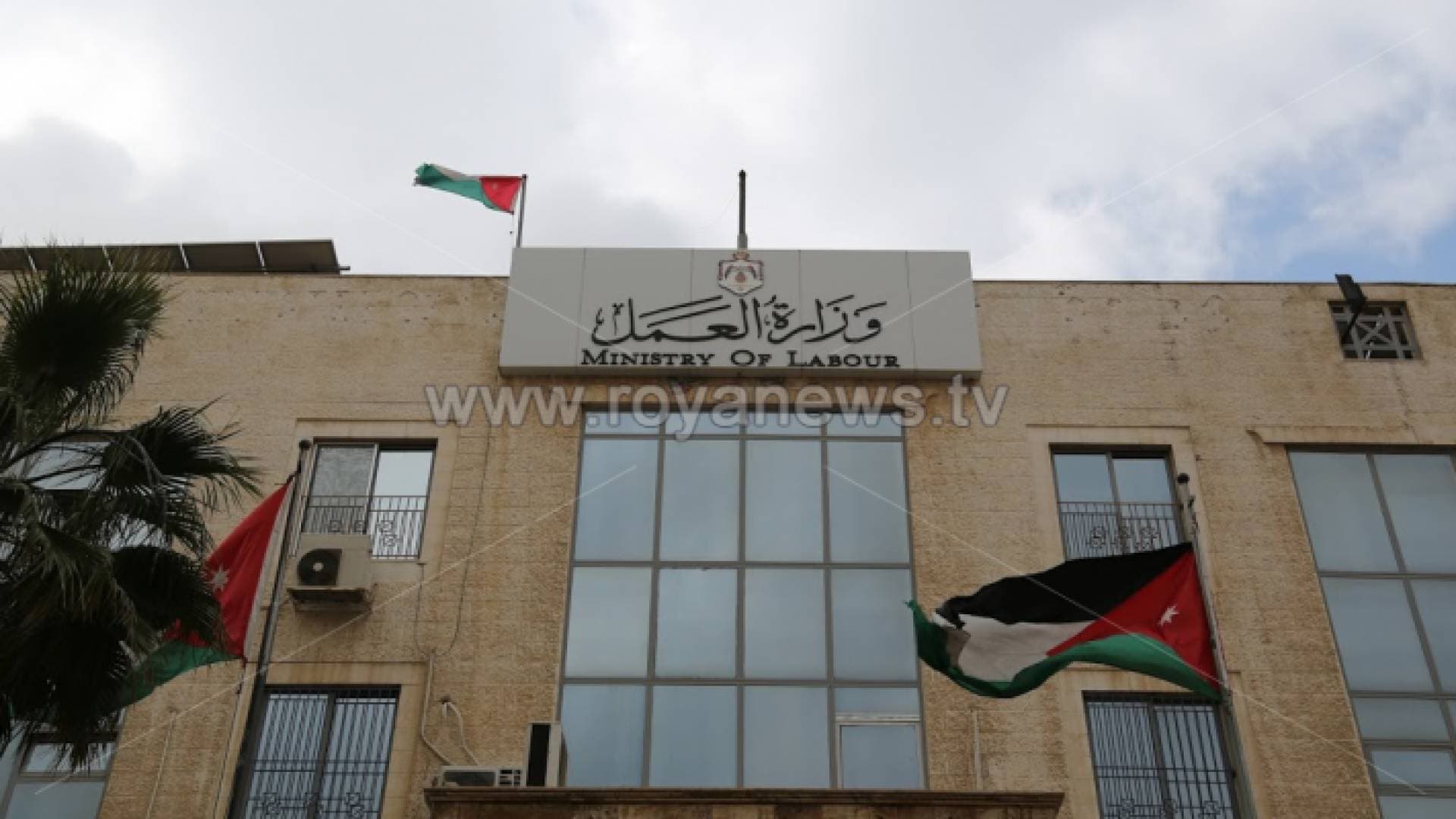 "العمل" توضح حول قرار المهن المغلقة