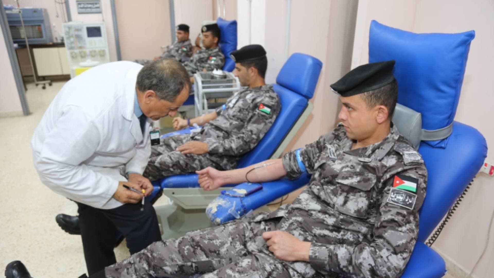 نشامى الدرك يهبون تلبية لمناشدة مواطنة بحاجة للدم.. صور