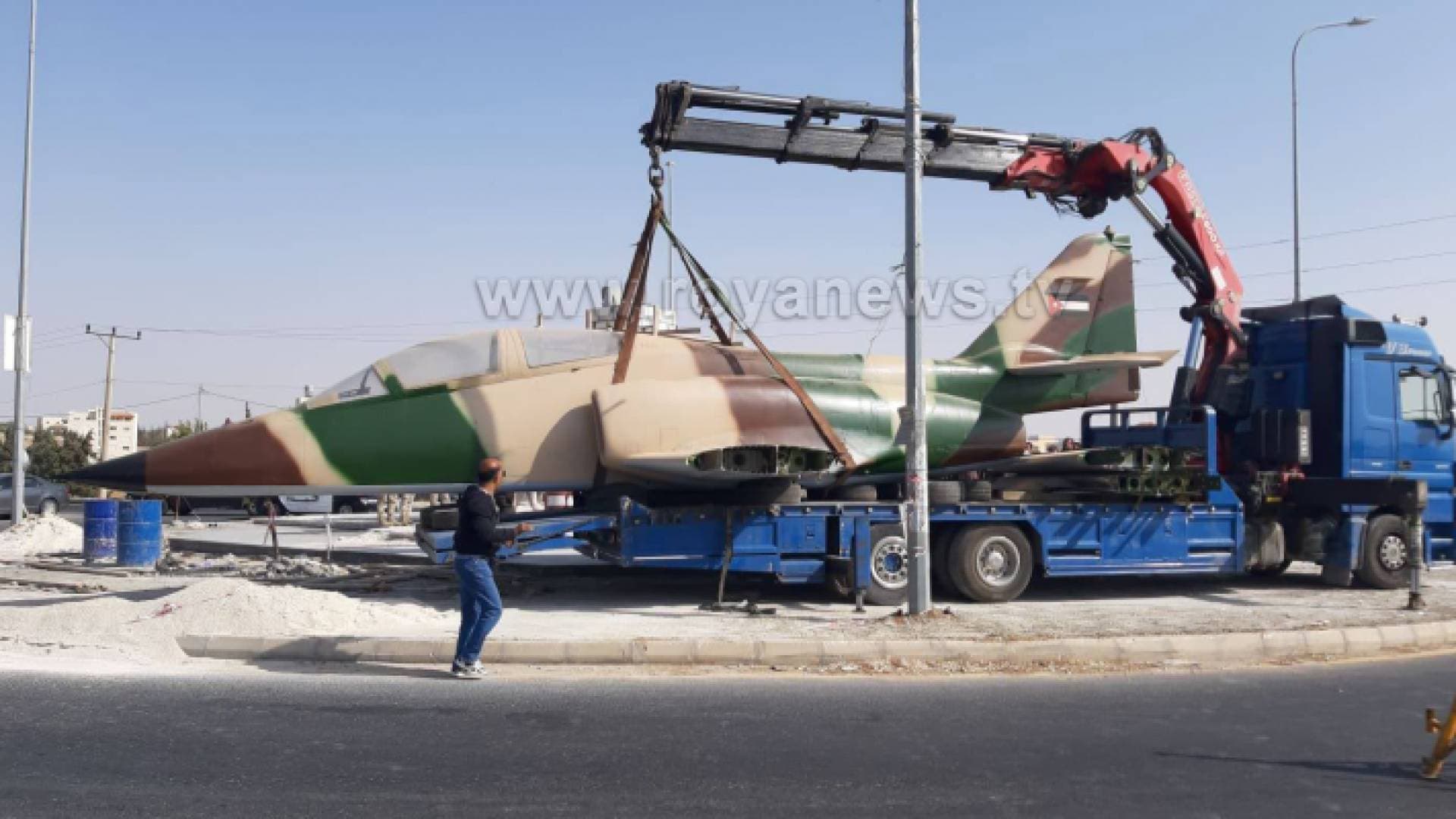 نصب طائرة حربية على دوار الشهيد معاذ الكساسبة تخليدا لذكراه.. صور