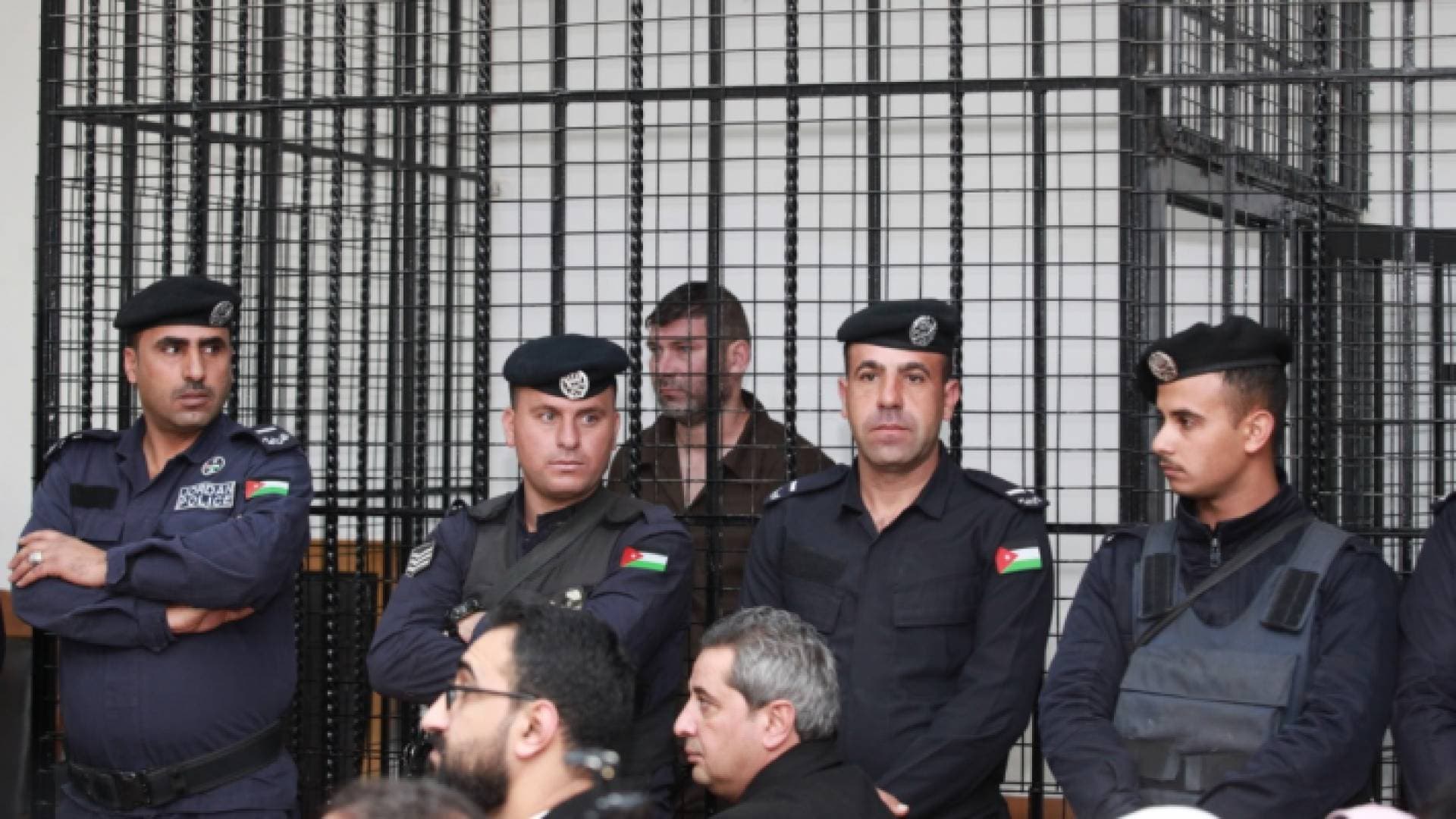 شاهد بالفيديو.. المستوطن الصهيوني كونستانتين كوتوف داخل قفص الاتهام في محكمة أمن الدولة