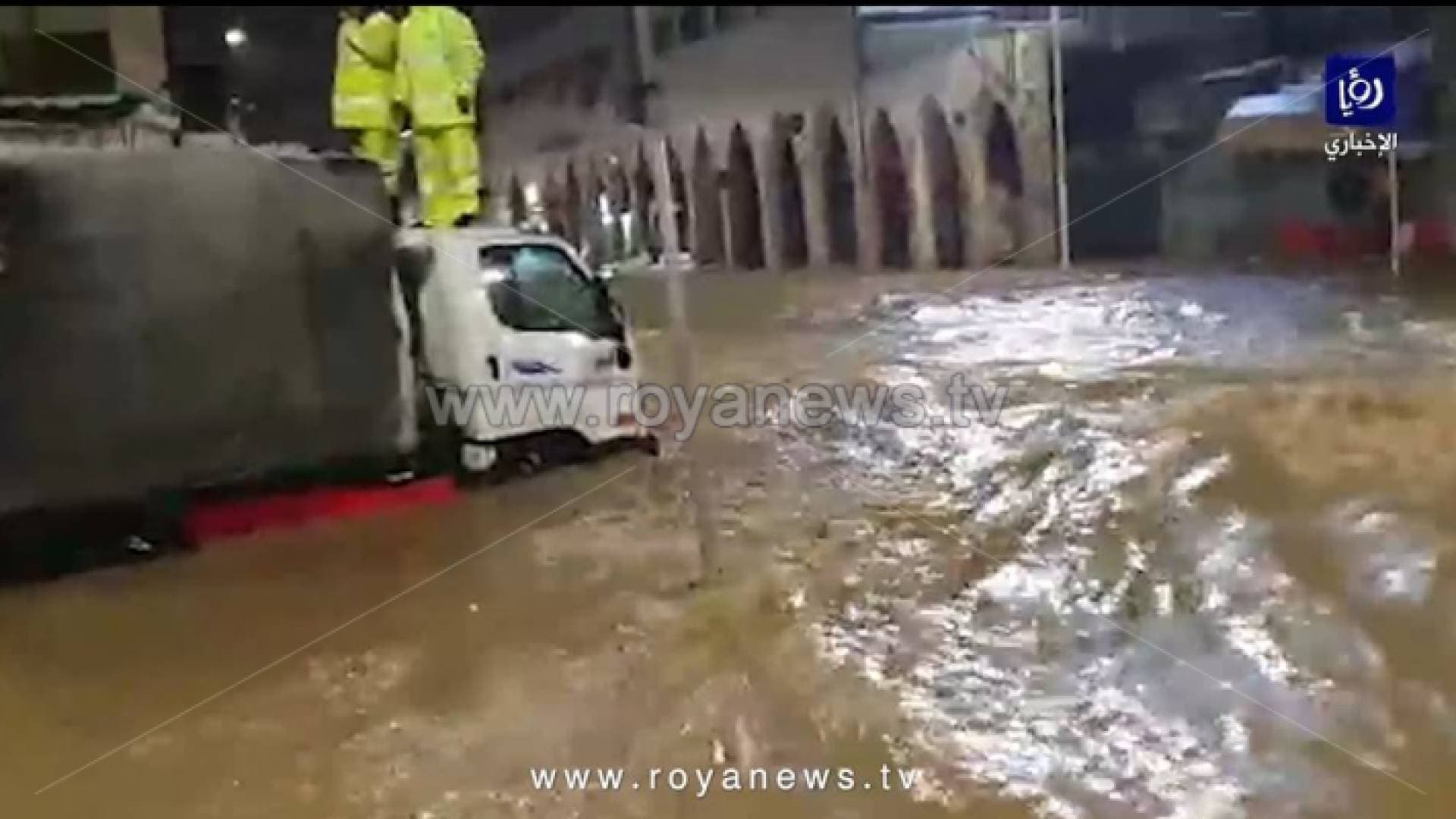 مياه الأمطار تتسبب بارتفاع منسوب المياه في شوارع وسط البلد بعمان.. فيديو