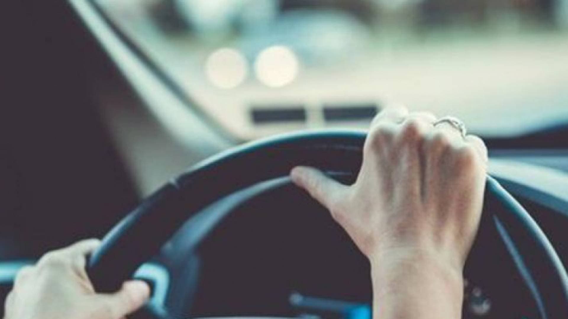بعد 11 اصطداما .. امرأة تنجح بإخراج مركبتها من موقف سيارات