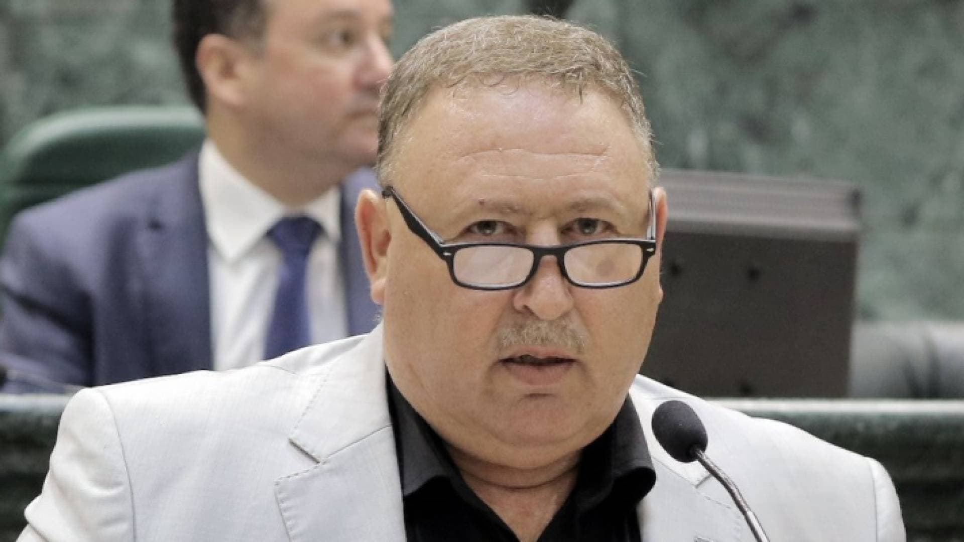 النائب العزام: لا يهمني إن تم تصويري وأنا اتحدث بالهاتف تحت القبة