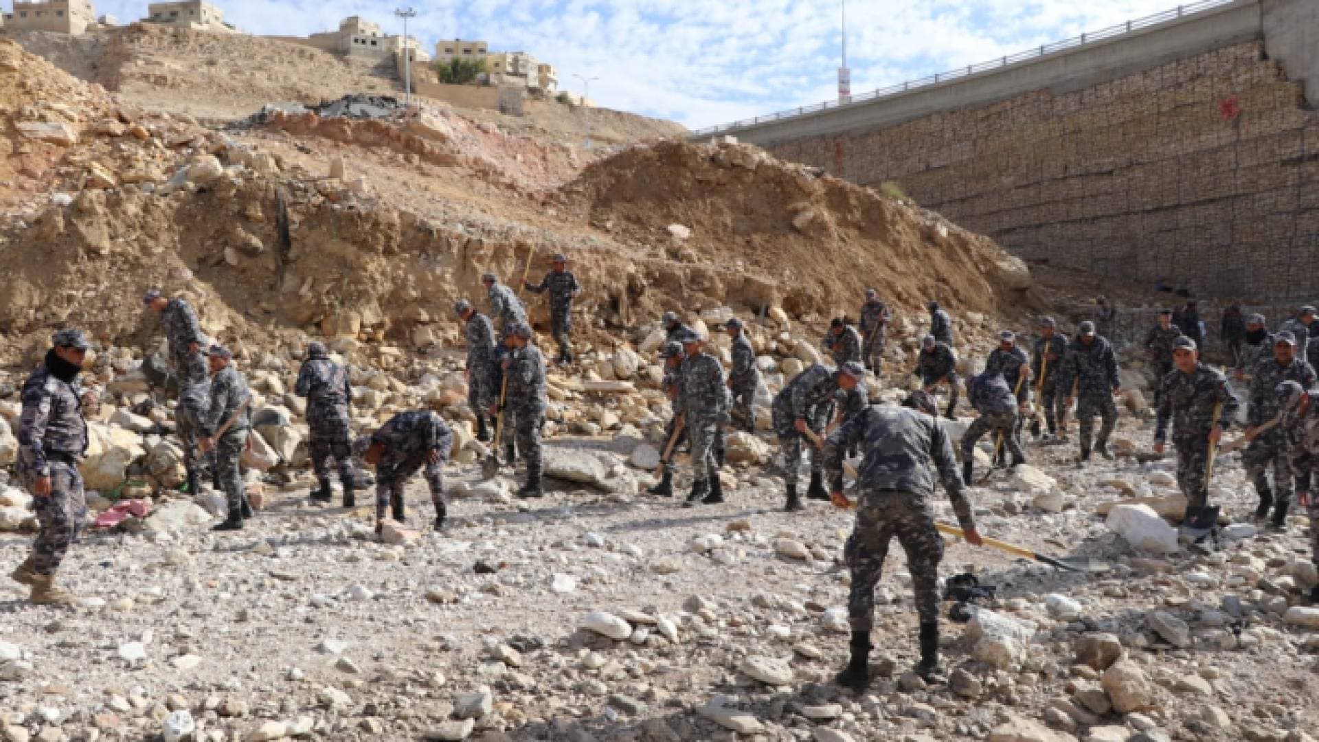2000 شخص يبحثون عن الشاب حمزة الخطيب المفقود في سيل الزرقاء.. صور