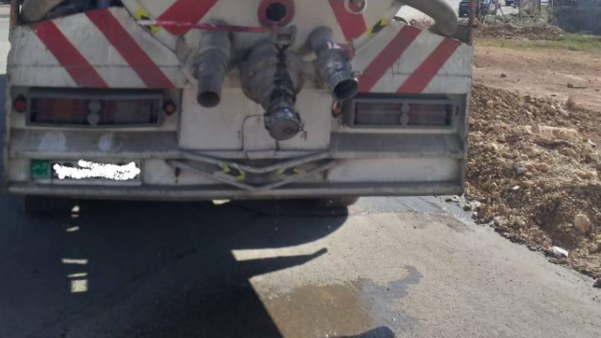 ضبط صاحب صهريج يتسرب منه مياه عادمة في أحد شوارع العاصمة