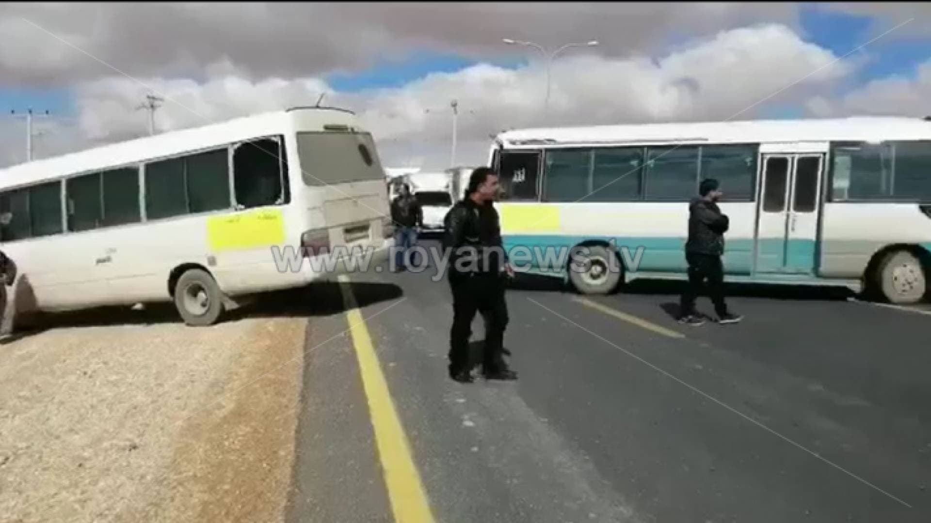 سائقو الحافلات العمومية في الكرك يغلقون الطريق الصحراوي