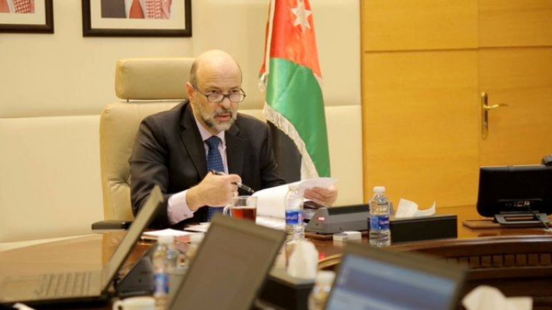 الرزاز يعترف تأخرنا وعلينا مواجهة الواسطة والفساد الصغير .. فيديو