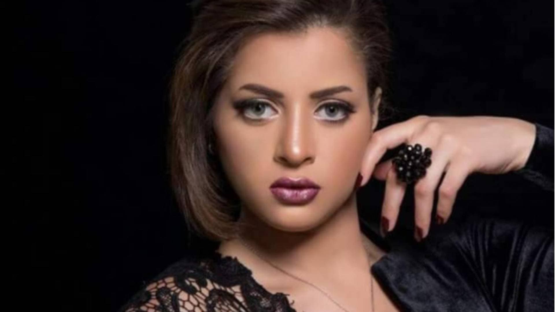 بعد فضيحة "فيديوهاتها الإباحية" .. منى فاروق تهدد بالانتحار - فيديو