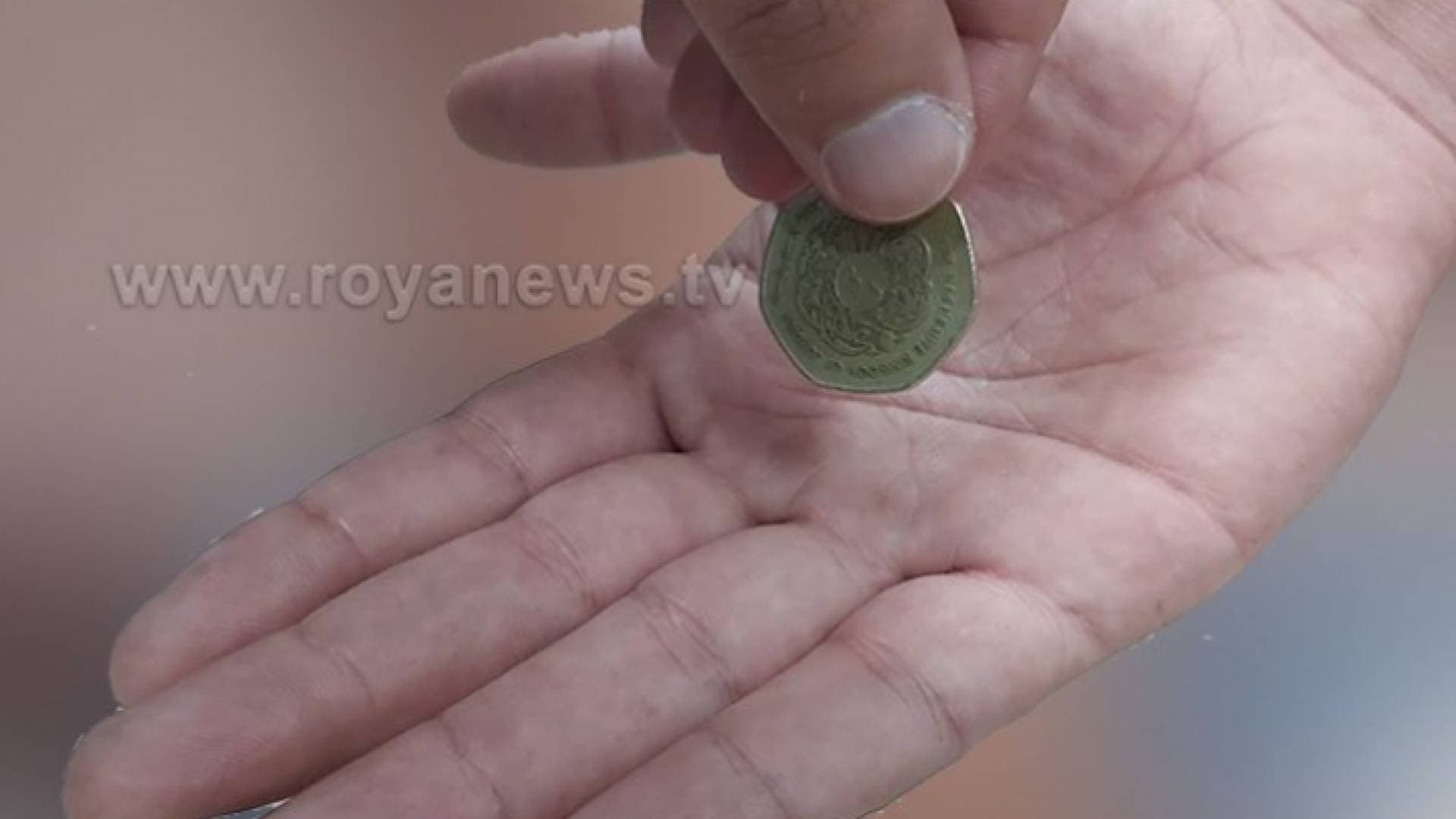 القبض على أردني "مرتاح ماليا" سخر أطفاله الثلاثة للتسول