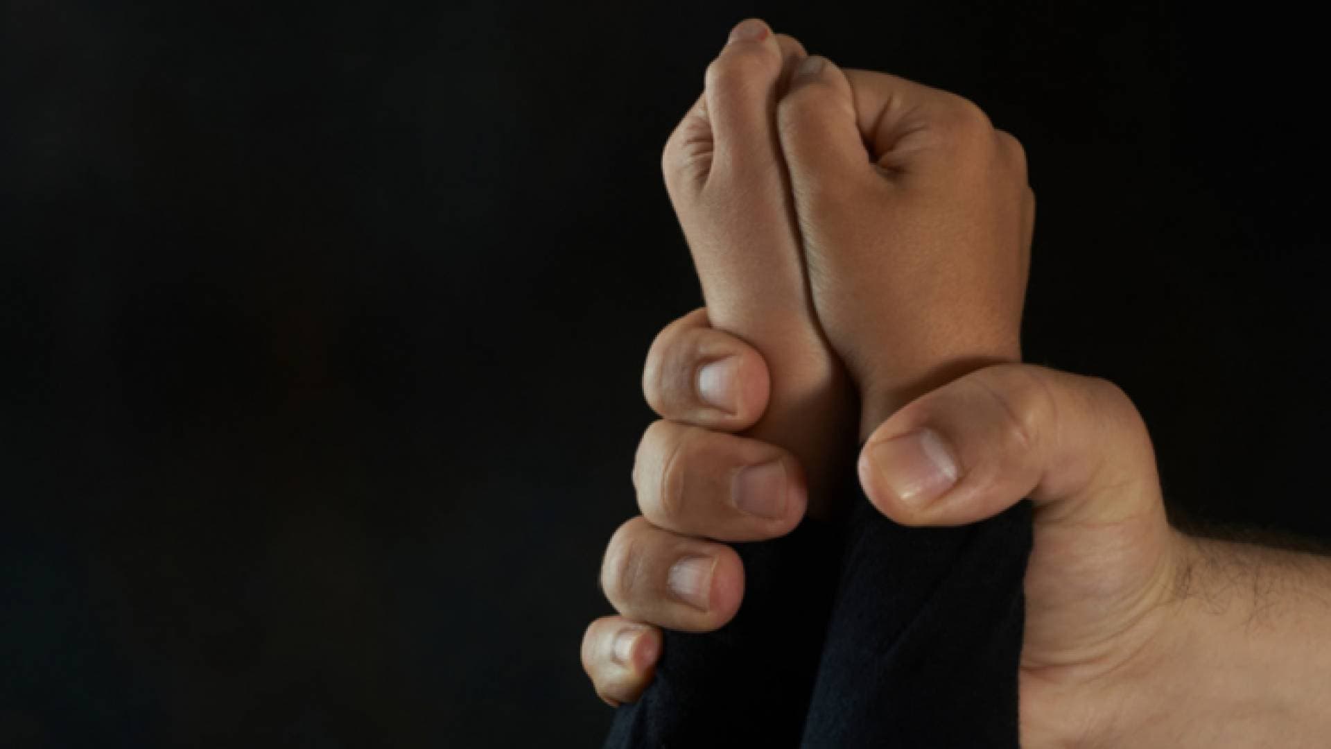 طفلة مصرية تتعرض لتعذيب وحشي من قبل والدها وعمتها