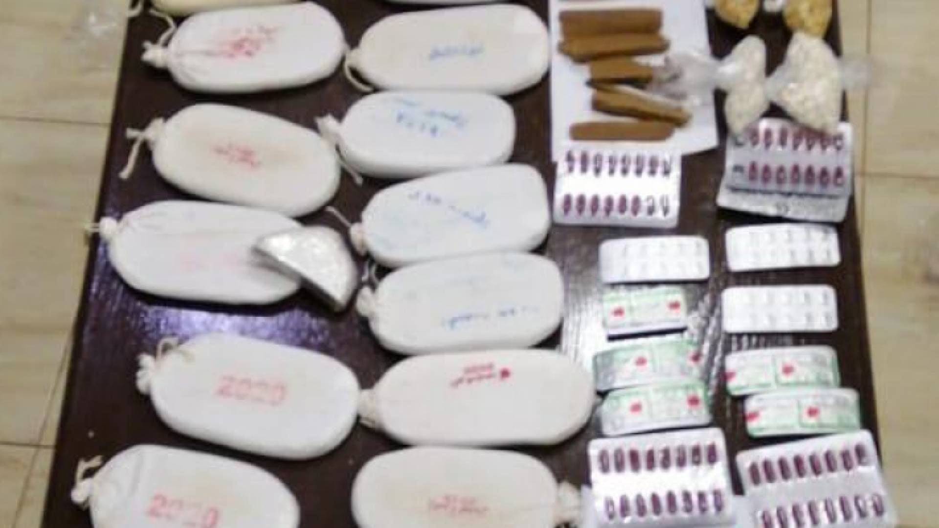 القبض على 10 أشخاص من مروجي المواد المخدرة - صور