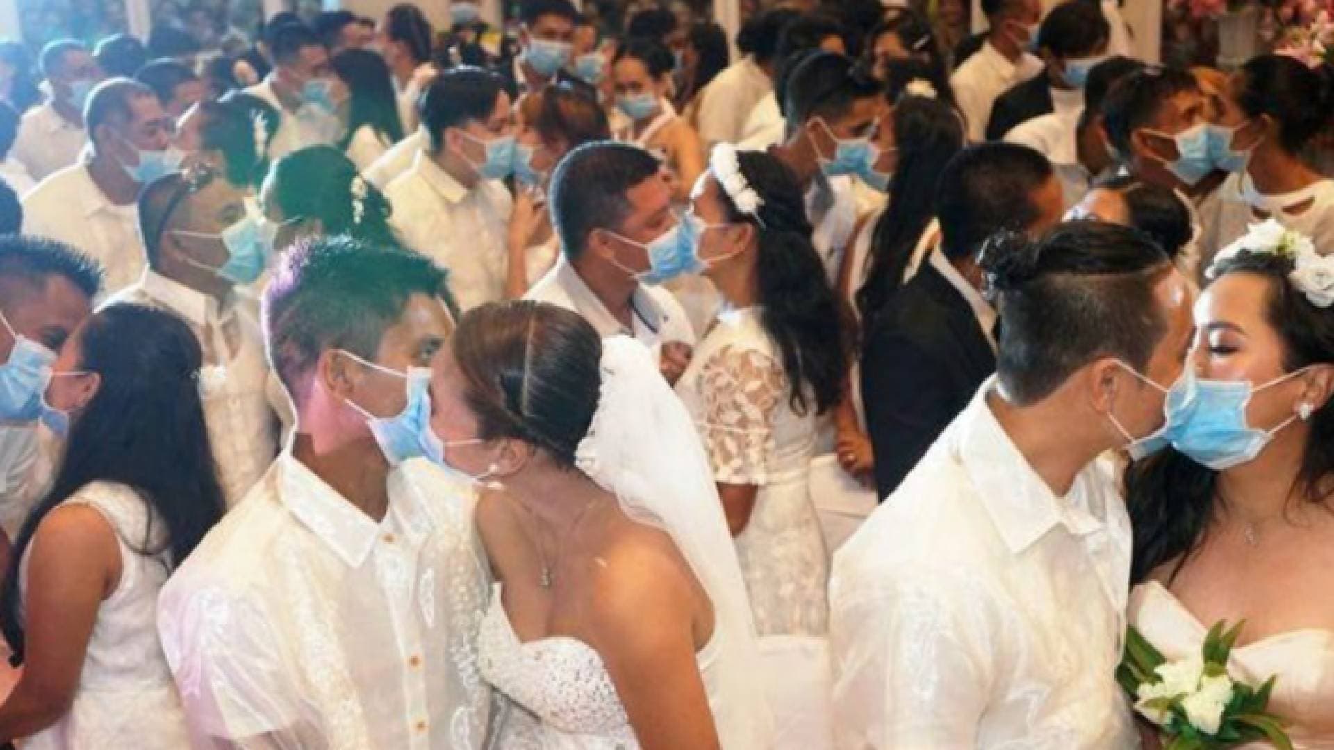 فيروس كورونا يرعب العالم وحفلات الزفاف .. قبلات بالكمامات