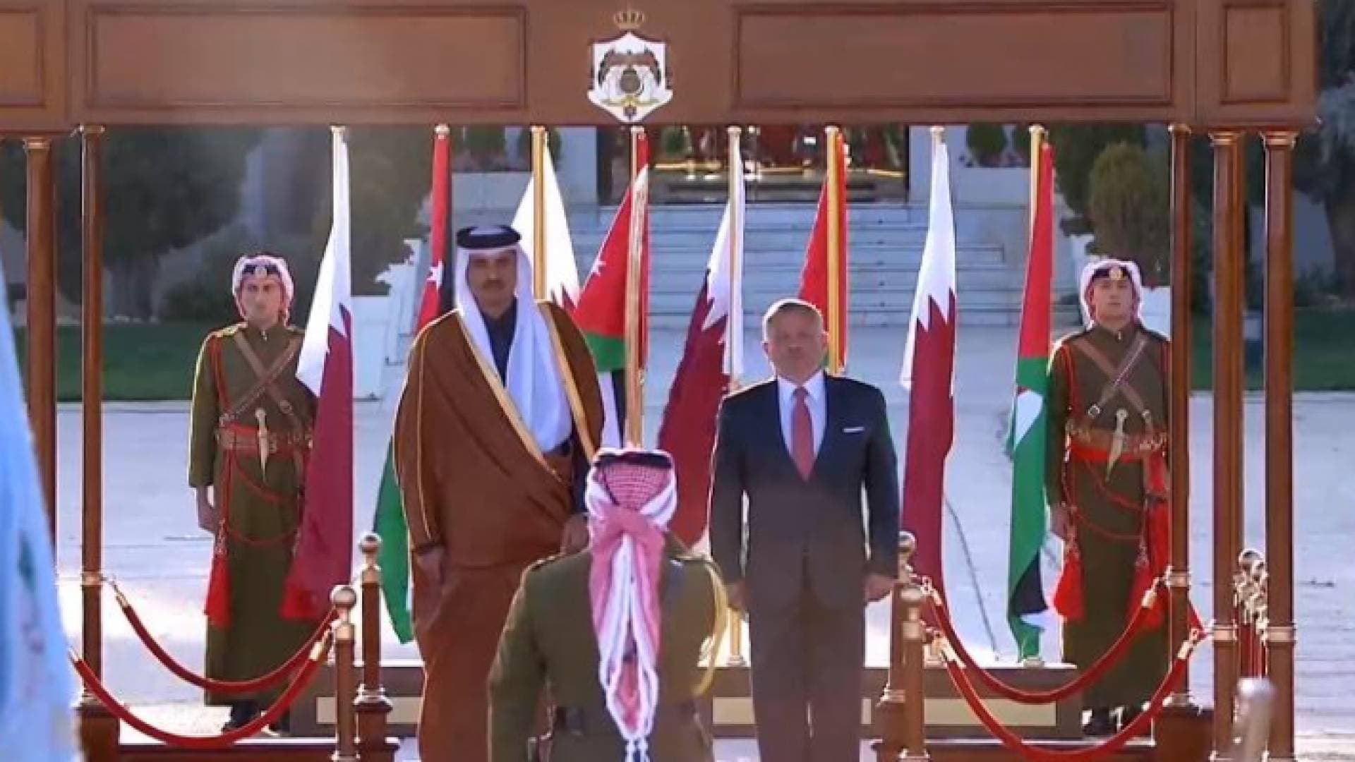 الملك يستقبل أمير قطر في مطار الملكة علياء.. صور وفيديو