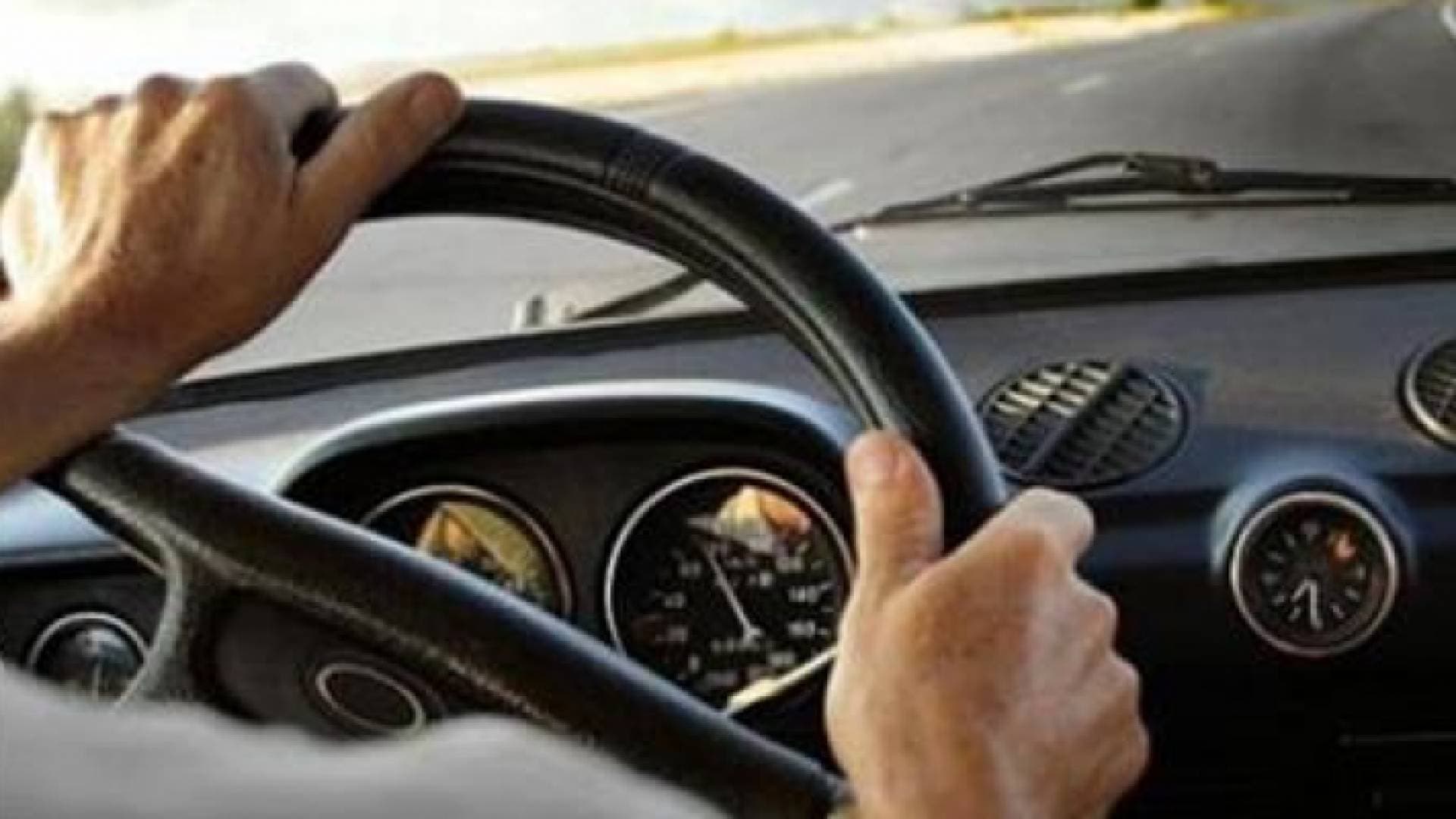 ضبط مركبة تسير بسرعة جنونية على طريق الأزرق.. صورة