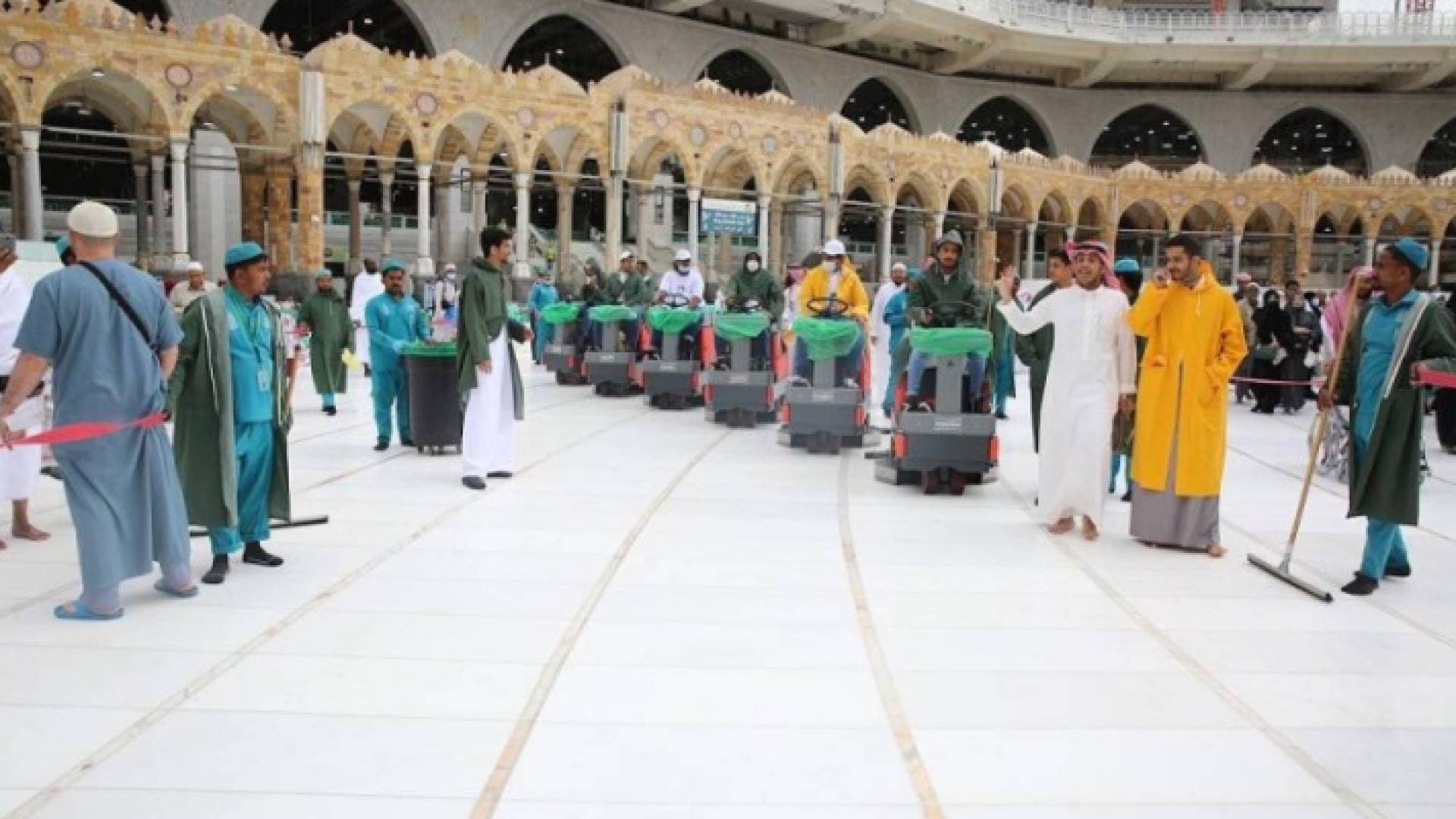 خوفا من كورونا .. السعودية تعقم المسجد الحرام 4 مرات يوميا - فيديو