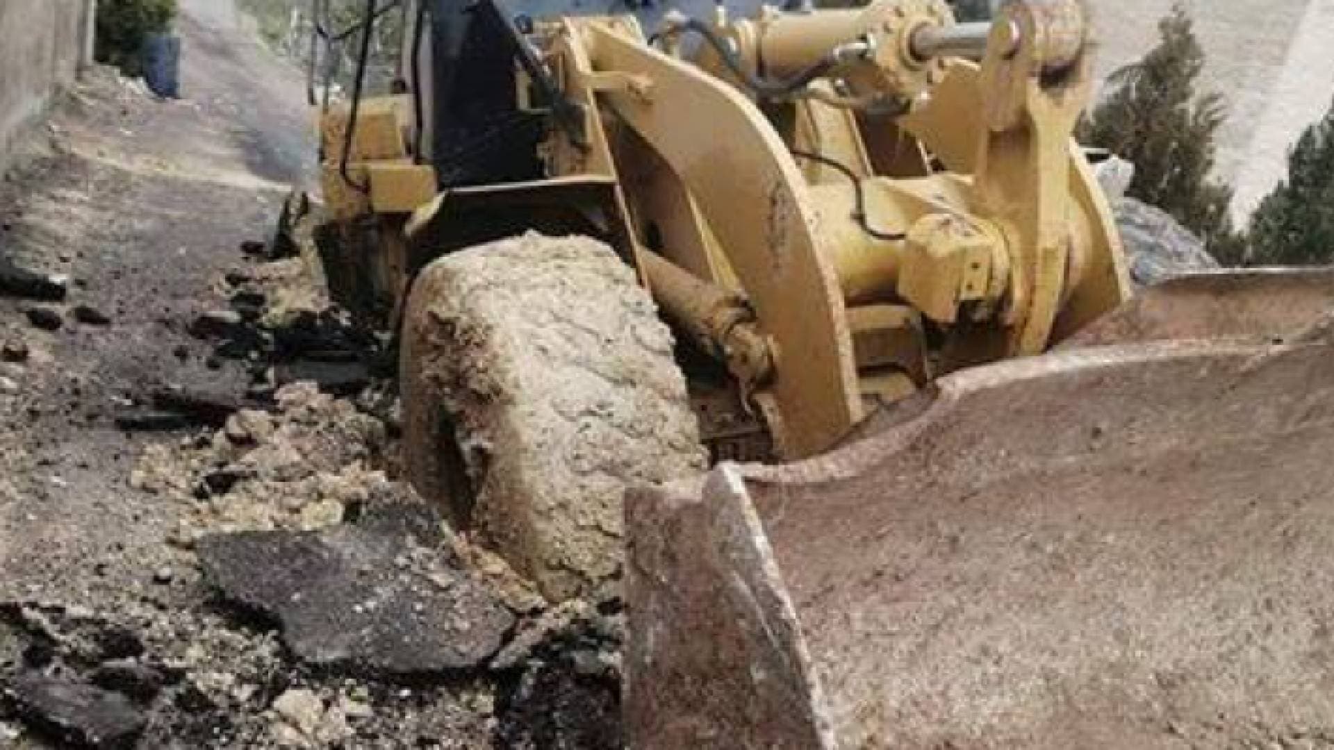 جرافة تغوص بالوحل في أحد طرق عين البستان بعجلون - فيديو