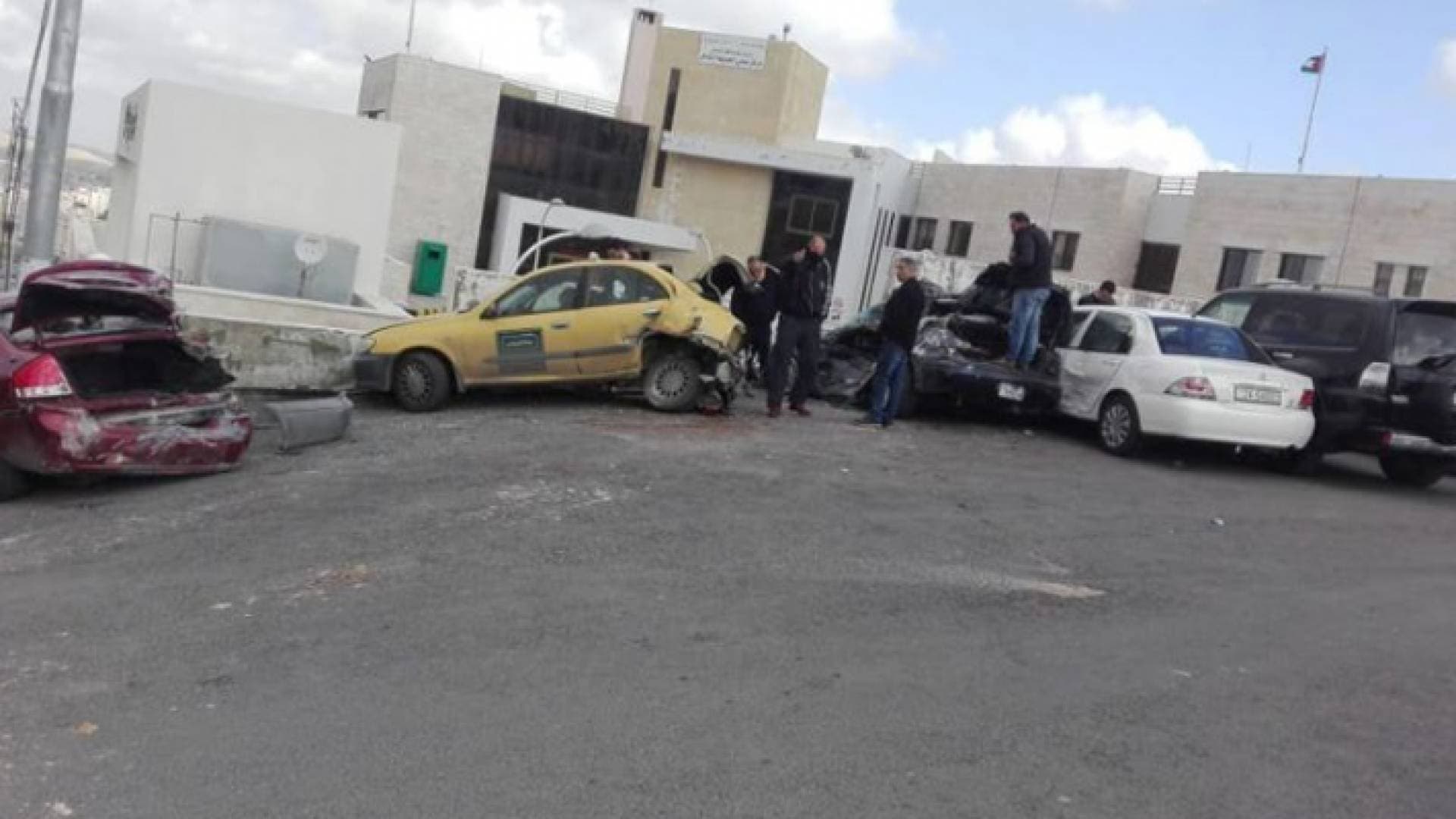 حادث سير بين جرافة و 5 مركبات بضاحية الرشيد في عمان .. فيديو وصور