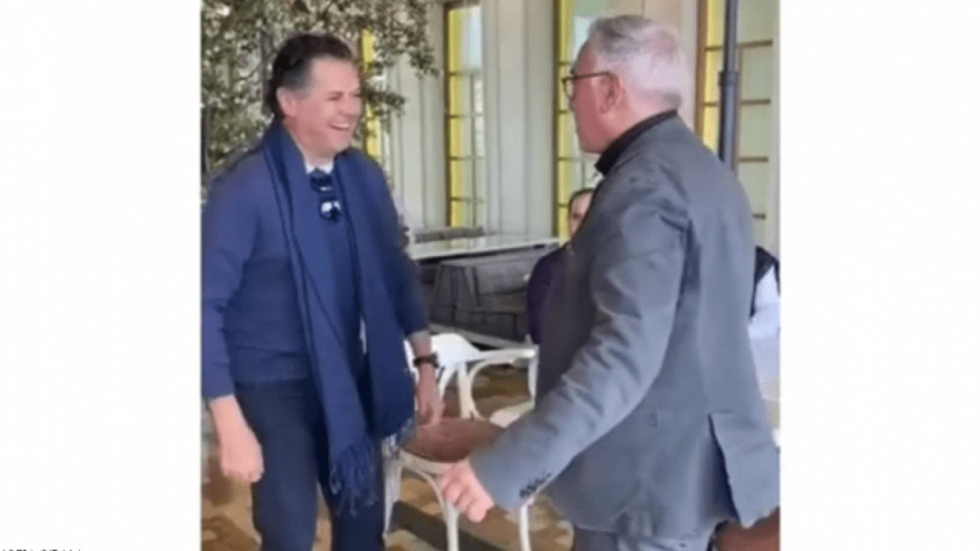 راغب علامة يبتكر "مصافحة جديدة" لتجنب كورونا.. فيديو