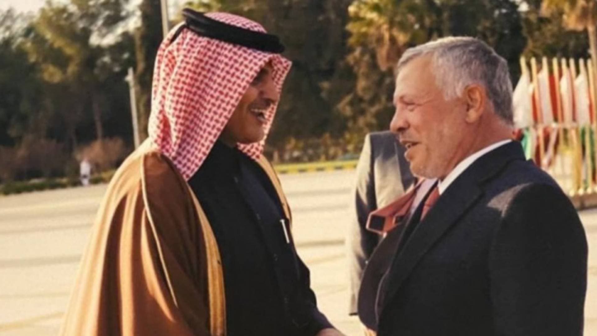 الملك يعود السفير القطري ويطمئن على سلامته