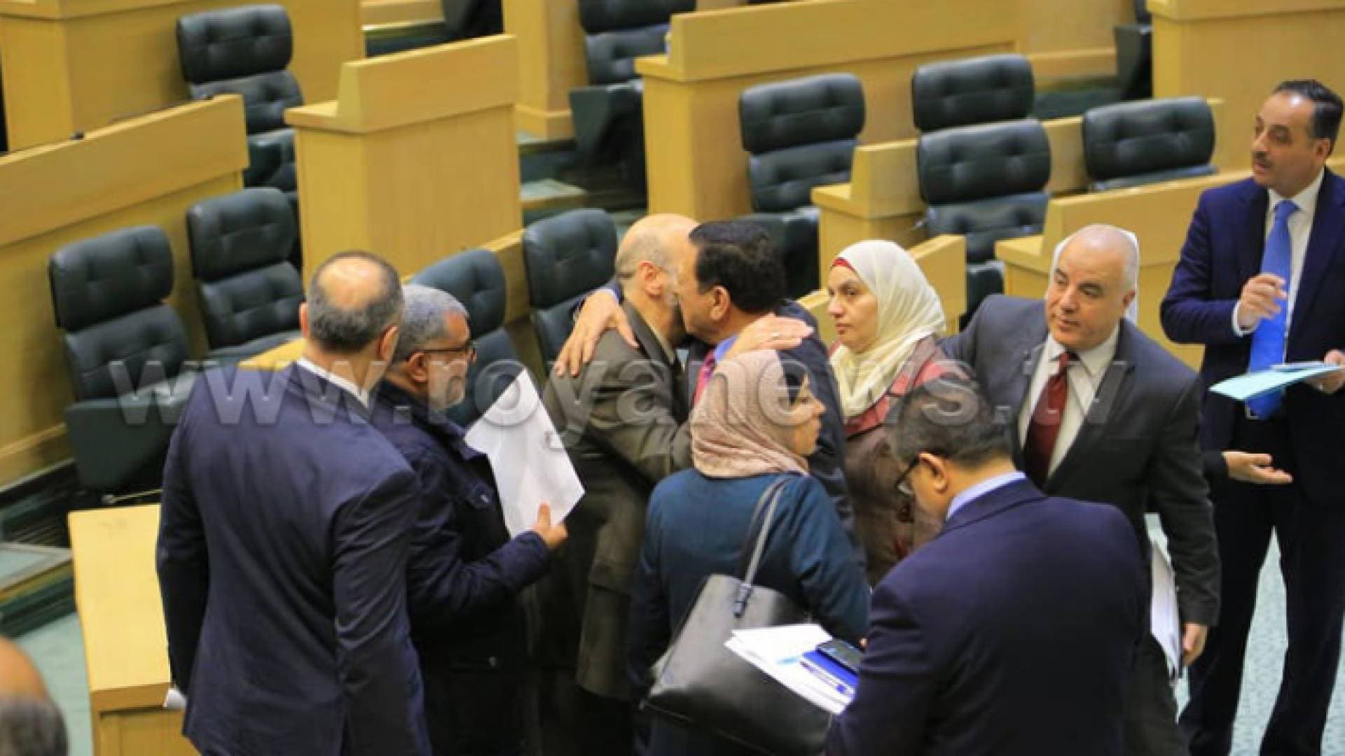 مجلس النواب للأردنيين: أوقفوا التقبيل حفاظا على سلامتكم
