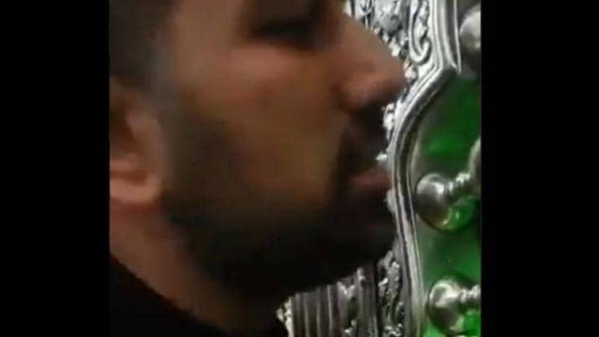 اعتقال إيراني "لعق ضريحا بلسانه"- فيديو