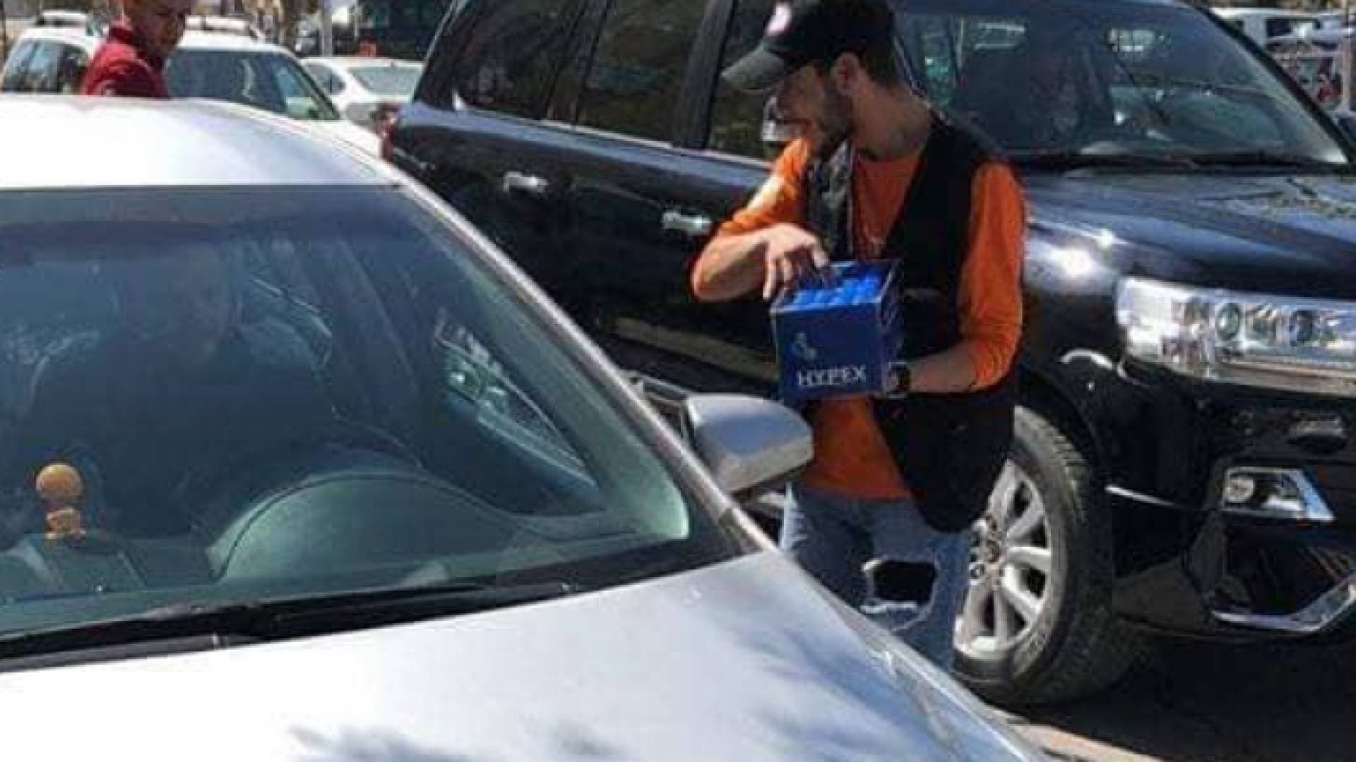تجار يوزعون معقمات للأيدي على المواطنين مجانا - صور