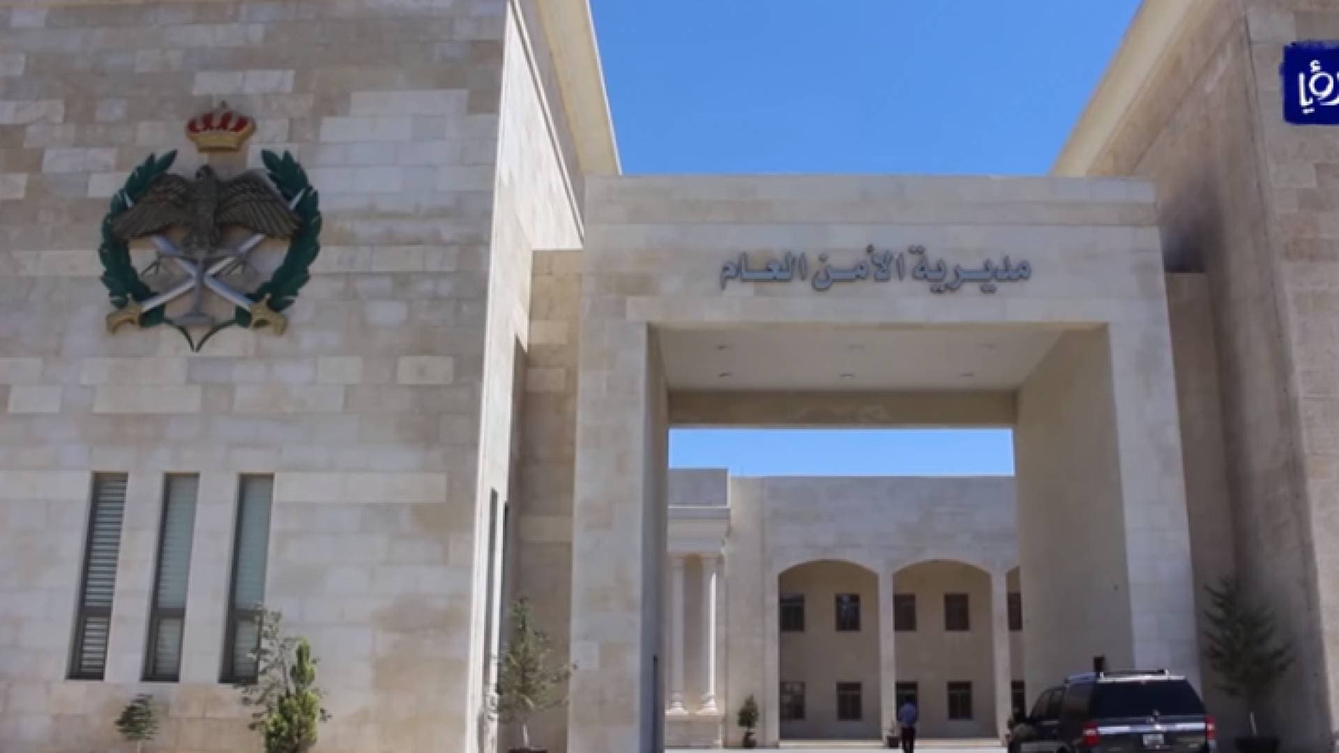 ضبط شخصين ضربا معلم داخل مدرسة في الزرقاء
