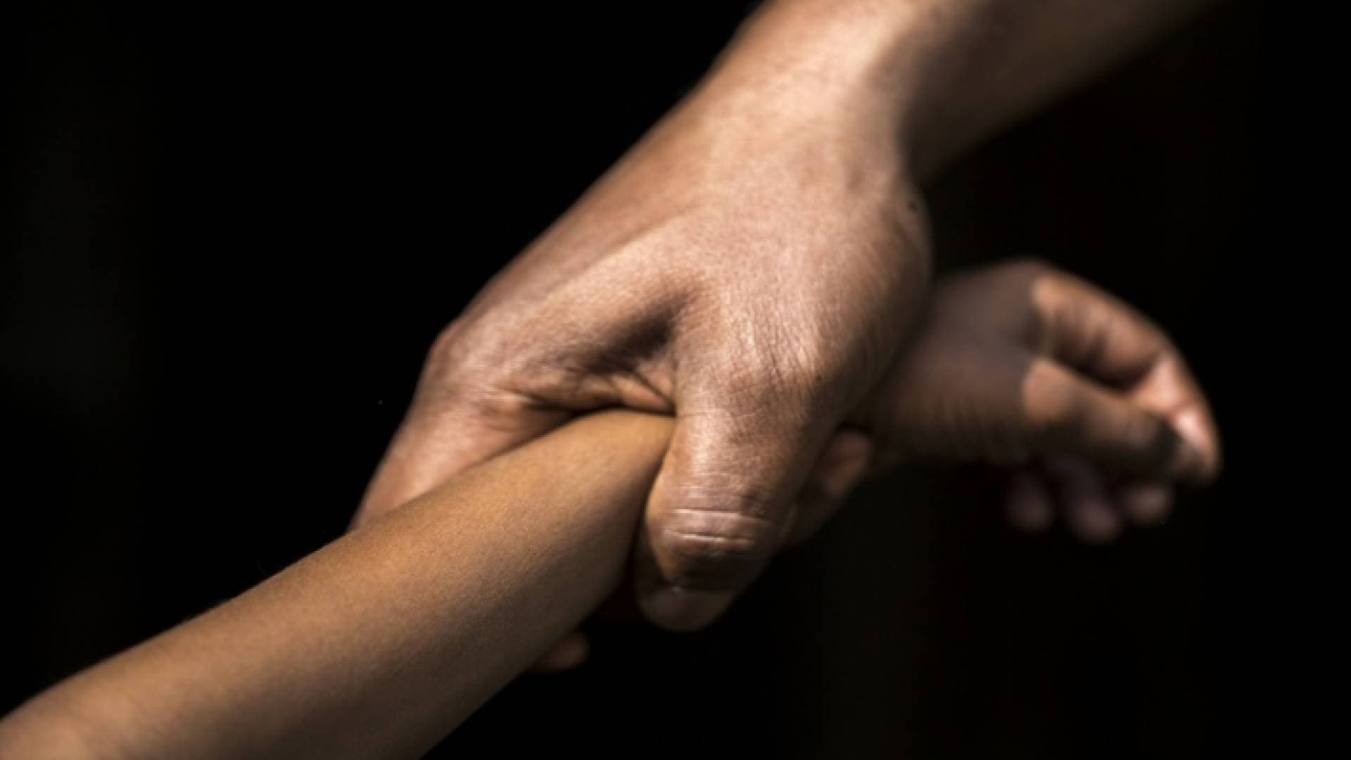 5 فلسطينيين يستدرجون سائحة أجنبية ويغتصبونها في بيت جالا