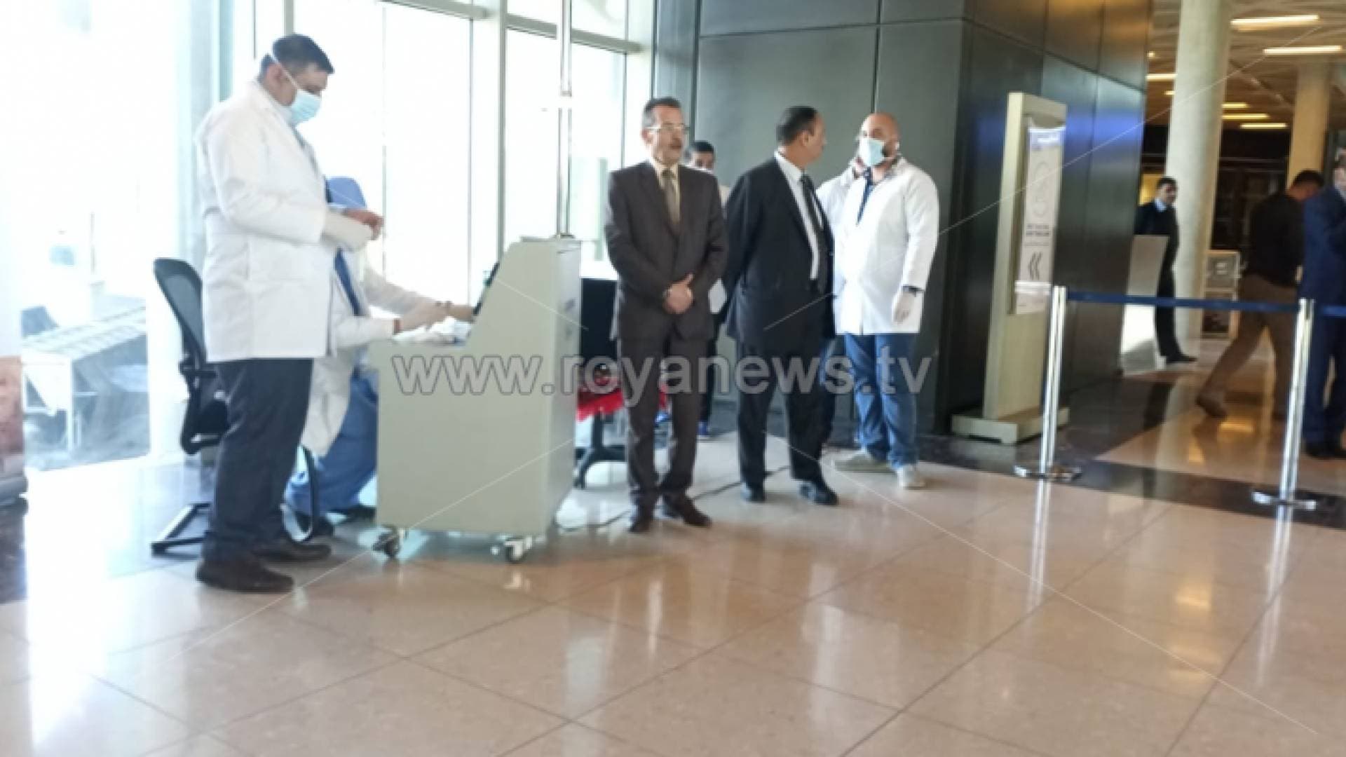 "الجاهزية في المطار" لكشف المصابين بكورونا "على عكس" ما أعلنه وزير الصحة.. فيديو