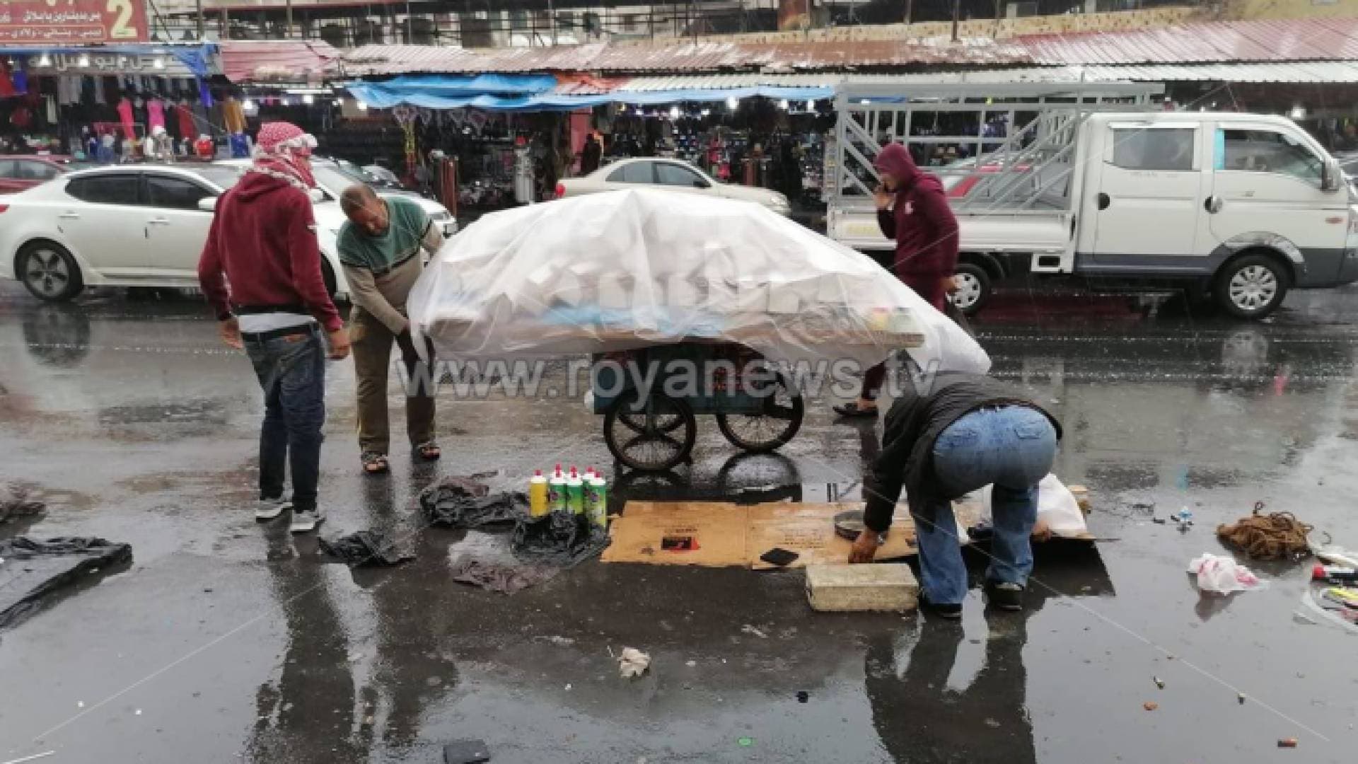 أمانة عمان والأمن العام يخليان ساحة المسجد الحسيني خشية كورونا.. فيديو