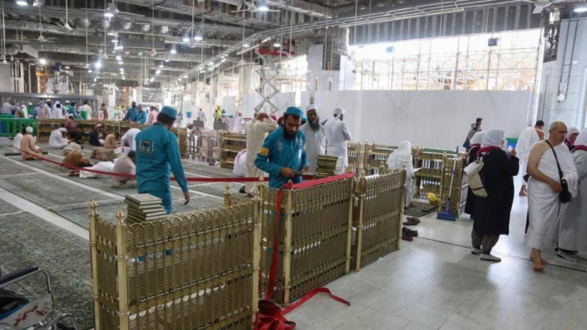السعودية تعيد فتح الحرمين بعد التعقيم من كورونا