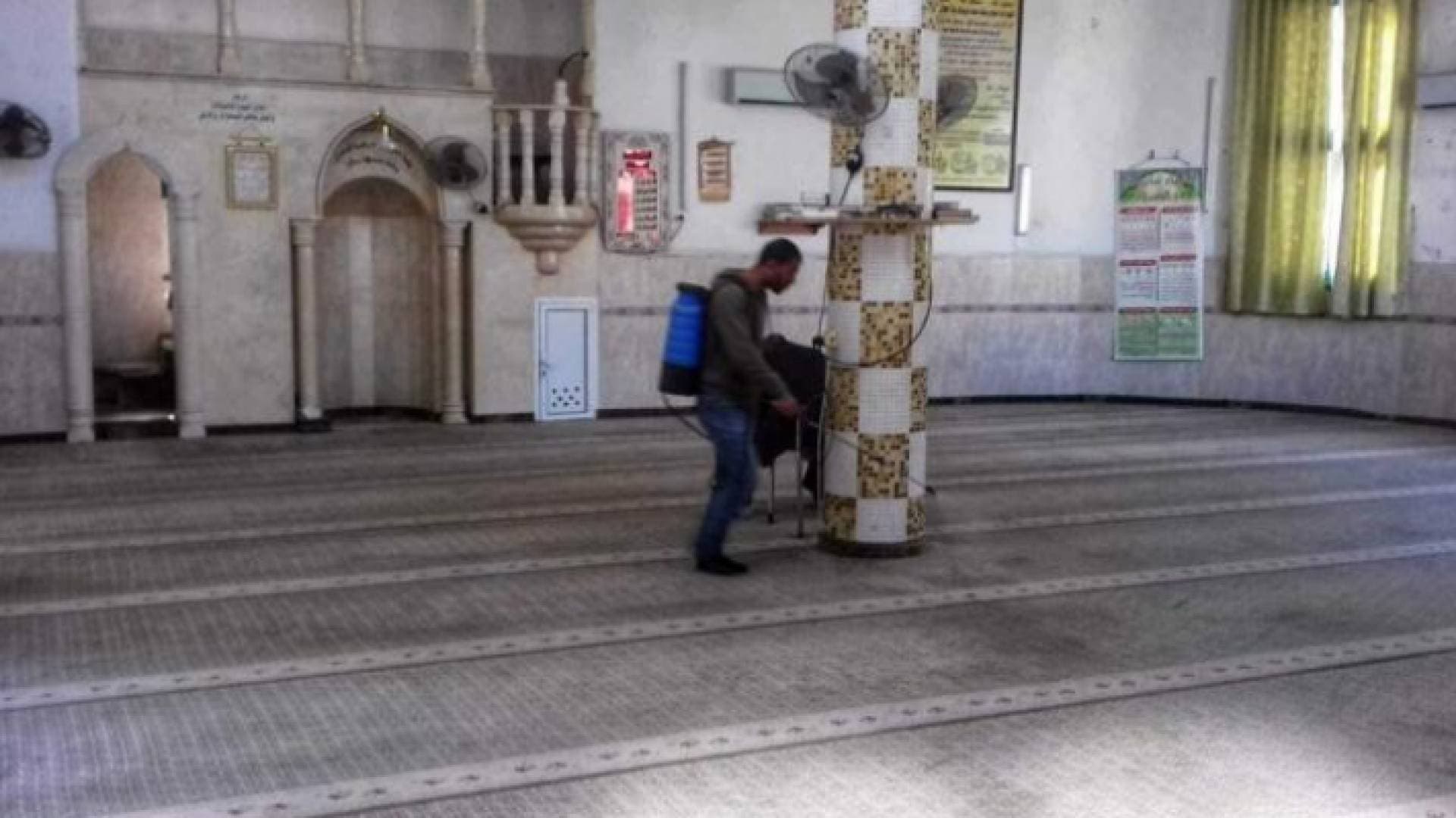 تعقيم مساجد فلسطين خشية تفشي كورونا