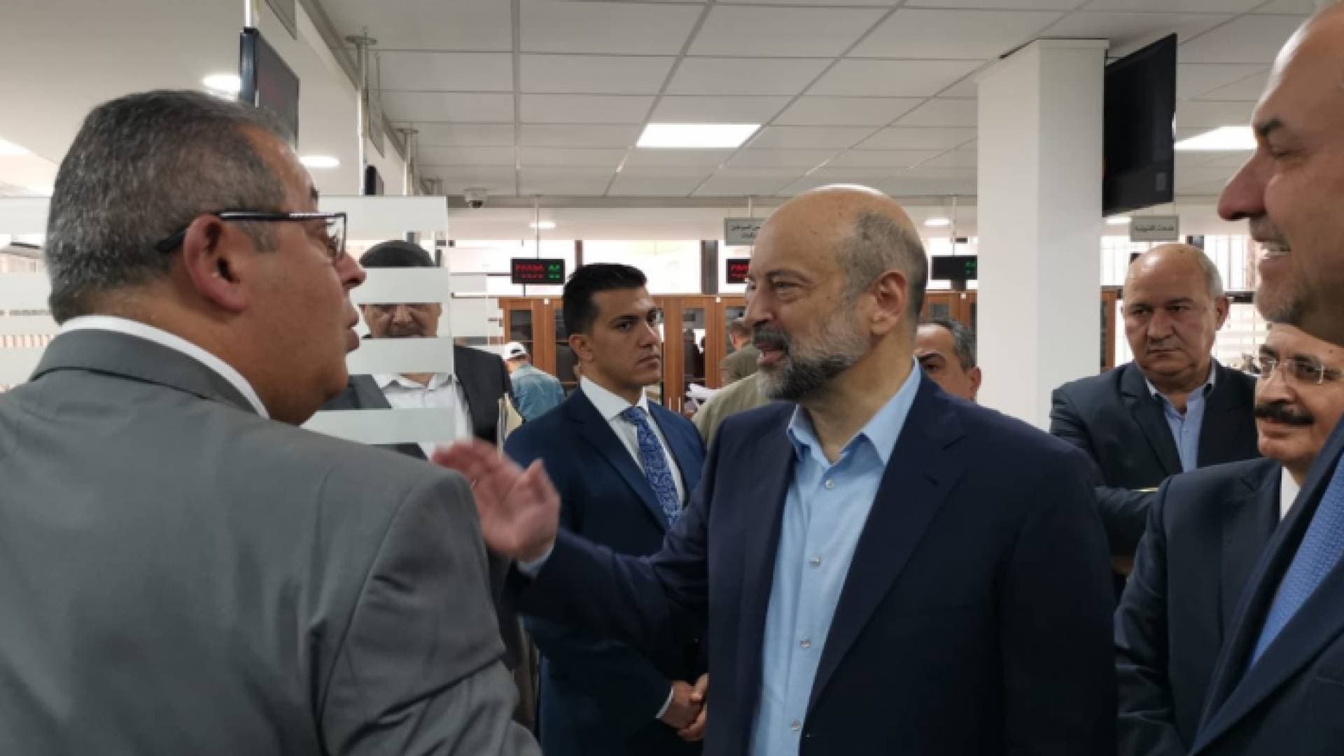أول ظهور للرزاز بعد الوعكة الصحية واصابته بـ "الحزام الناري".. فيديو