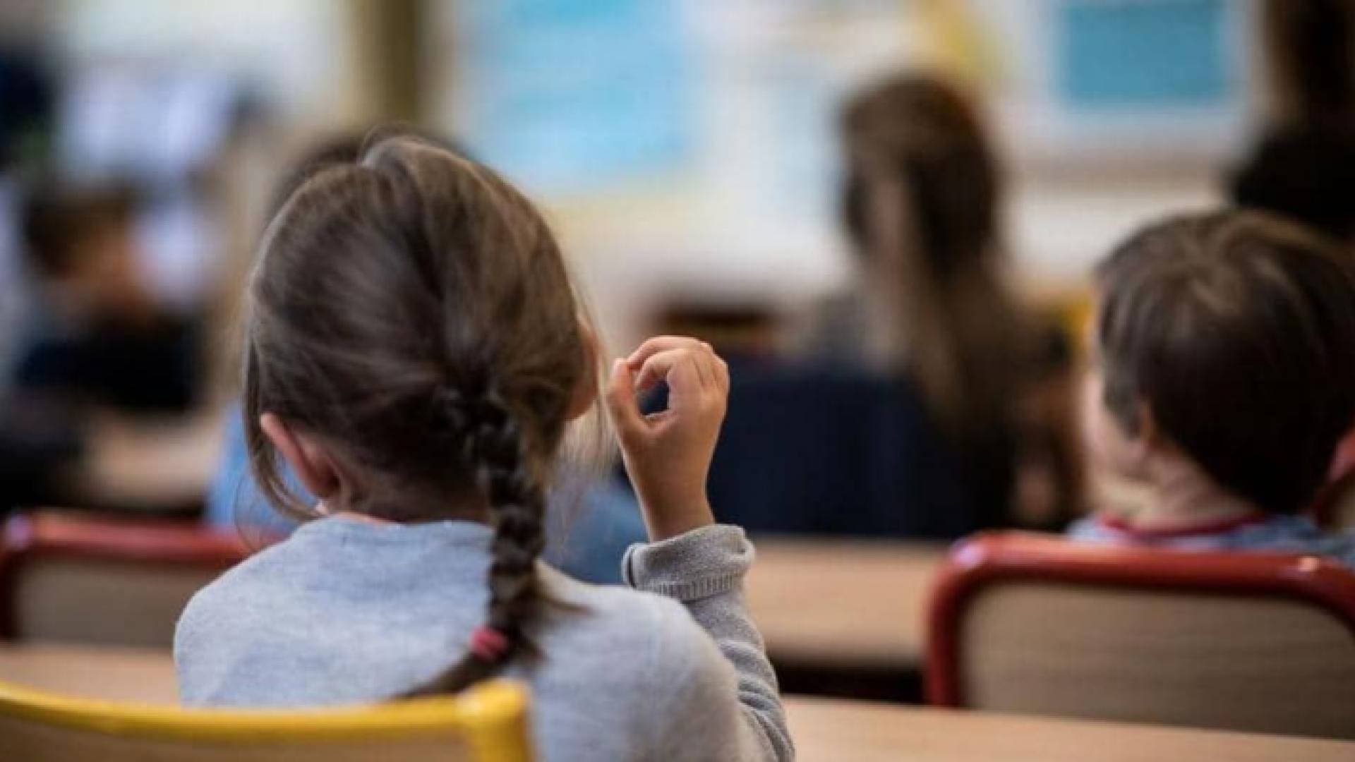 ماكرون يأمر بإغلاق كافة مدارس وجامعات فرنسا لكبح الوباء