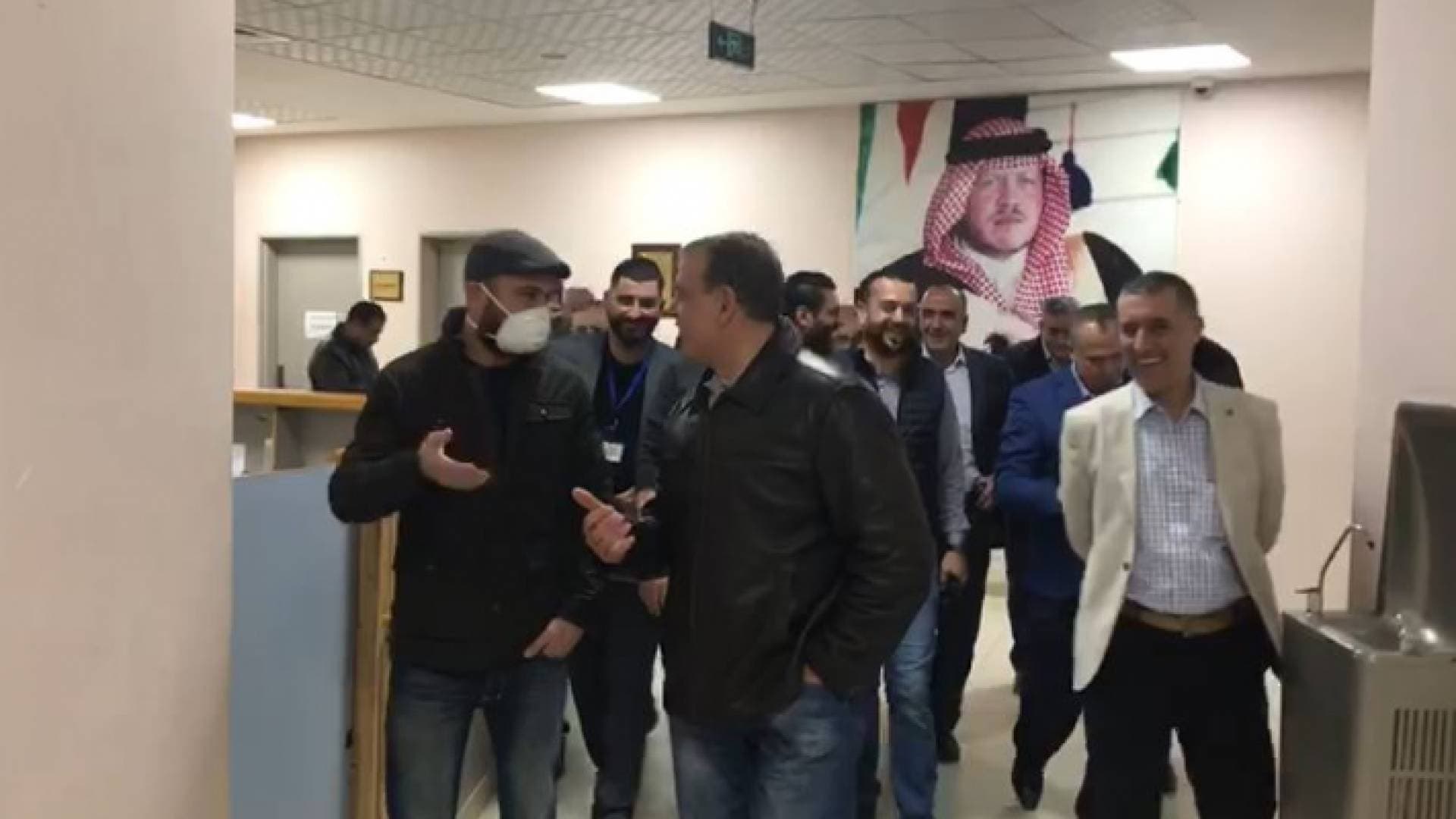 والدة الشاب الحياري توجه رسالة للأردنيين بعد شفاء أبنها من فيروس كورونا.. فيديو
