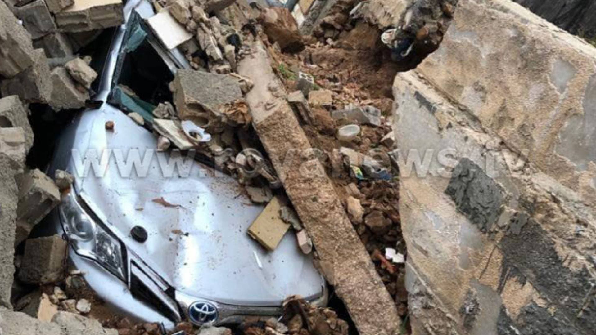 انهيار جزء من منزل فوق مركبة في الزرقاء - صور