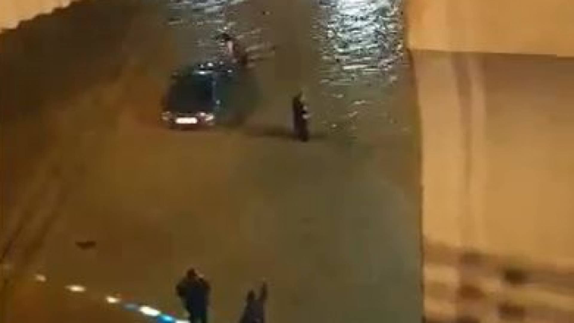 مياه الأمطار تغلق نفق الشميساني بعمان.. فيديو