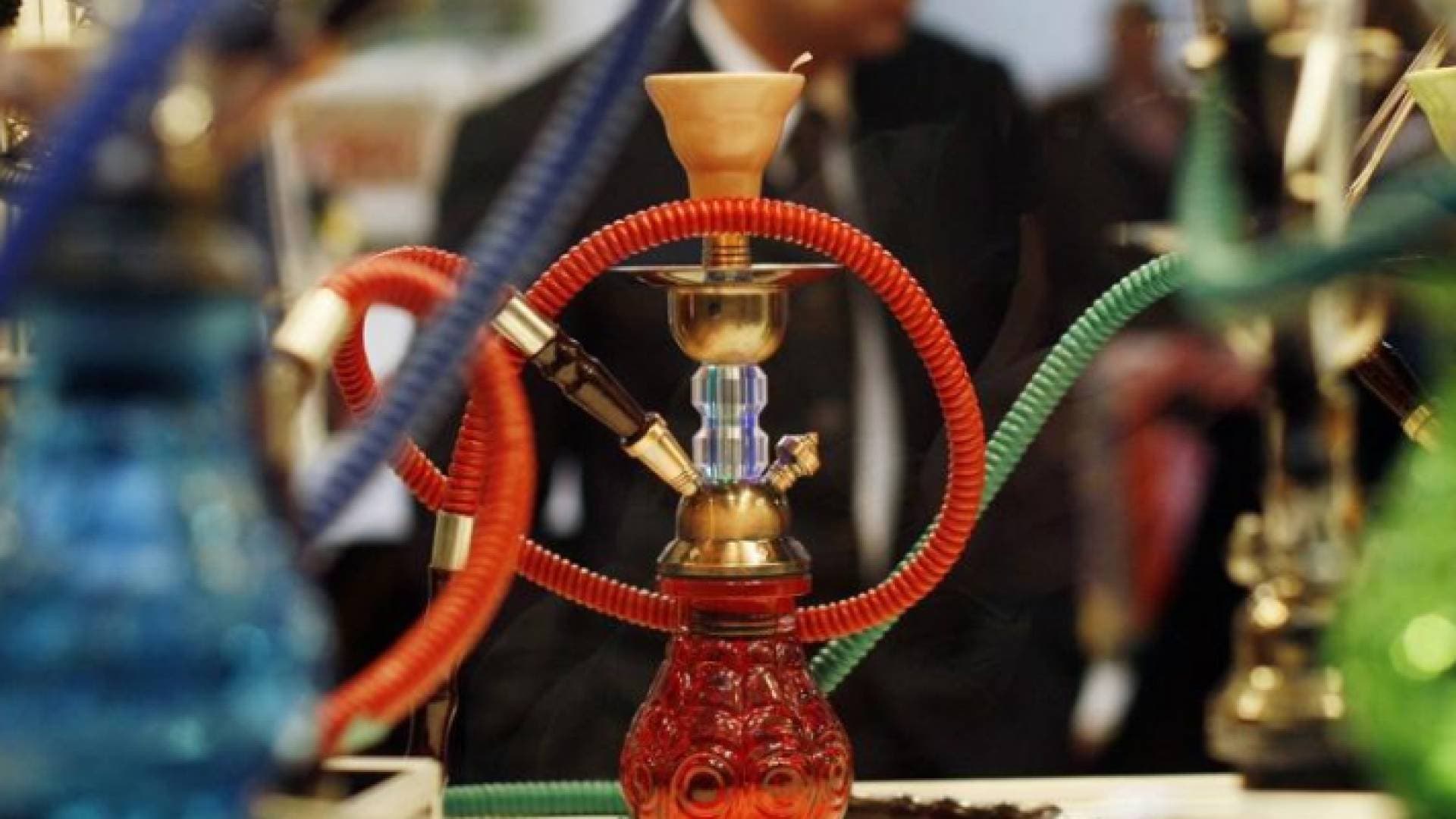 الشواربة يعمم: يمنع تقديم "الأراجيل" بالمقاهي والأماكن العامة في عمان "تحت طائلة المسؤولية"