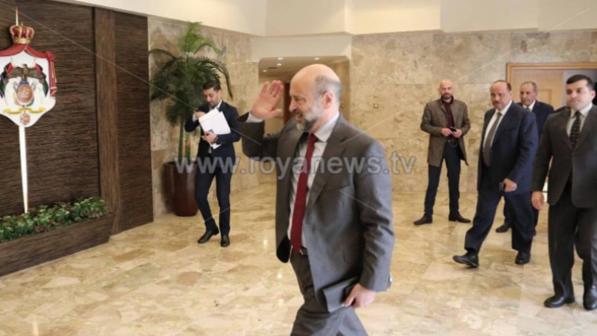 الرزاز: لدينا مخزون كافي من الأغذية والأدوية.. ولا داعي للتهافت (فيديو)