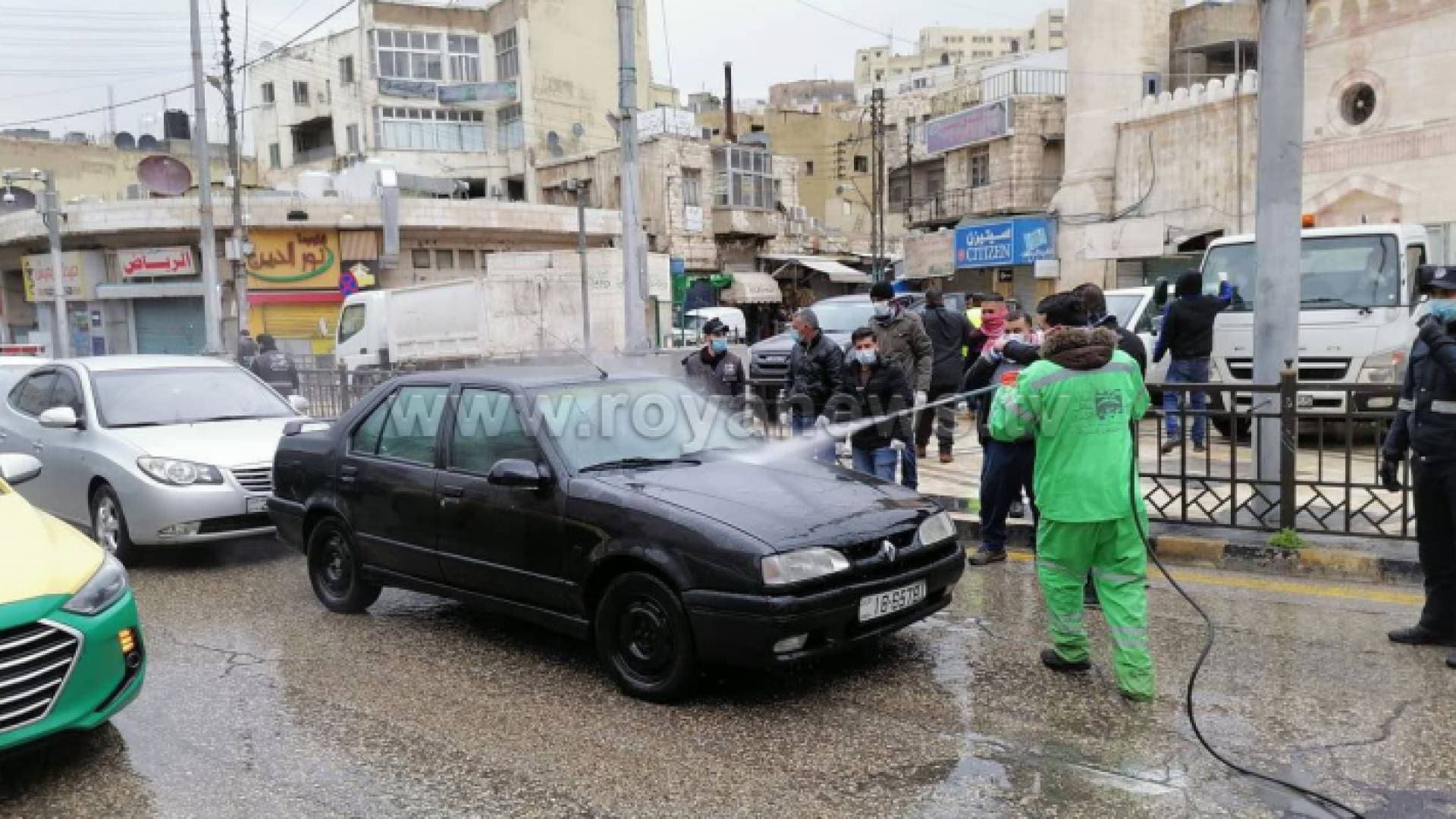 شاهد بالفيديو .. الأمانة تواصل تعقيم المركبات والشوارع والمحال لتجارية