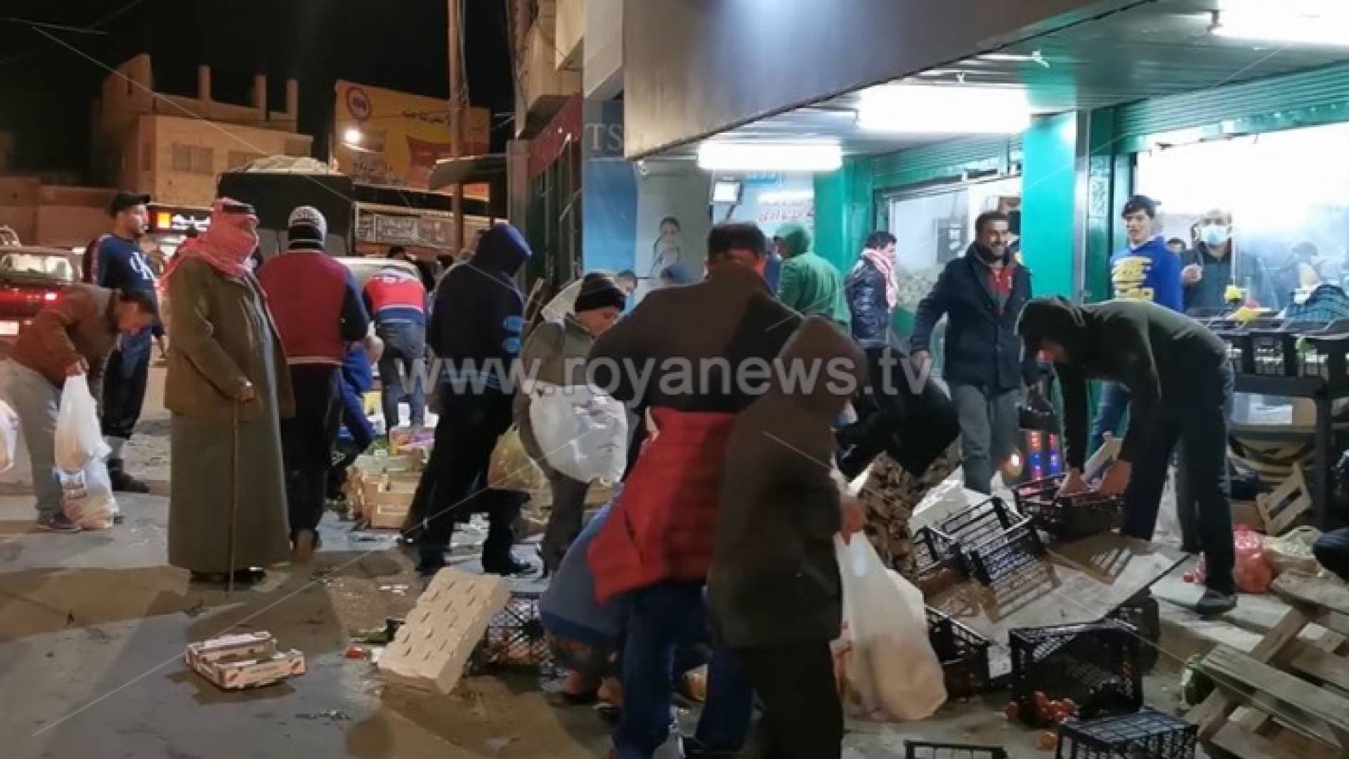 محل خضار يعرض بضاعته على المواطنين مجانا في الطفيلة قبل تطبيق قرار حظر التجول.. فيديو