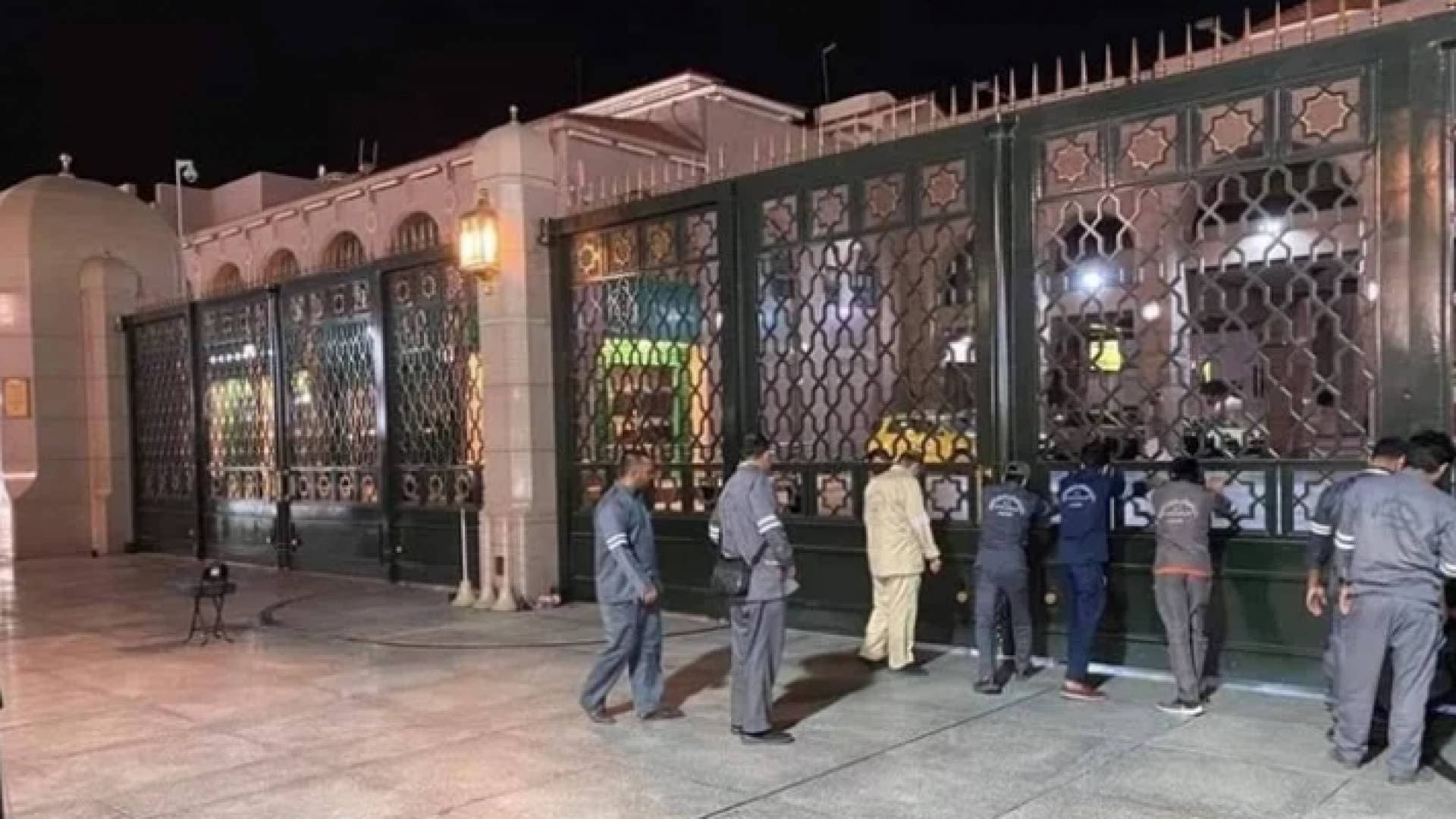 لأول مرة في التاريخ.. إغلاق أبواب المسجد النبوي بسبب كورونا.. صور