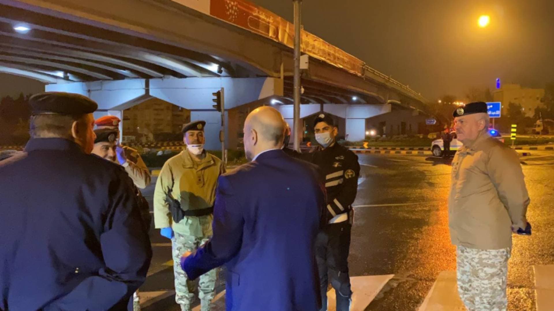 الرزاز يتفقد اجراءات ومدى تطبيق المواطنين لحظر التجول.. فيديو