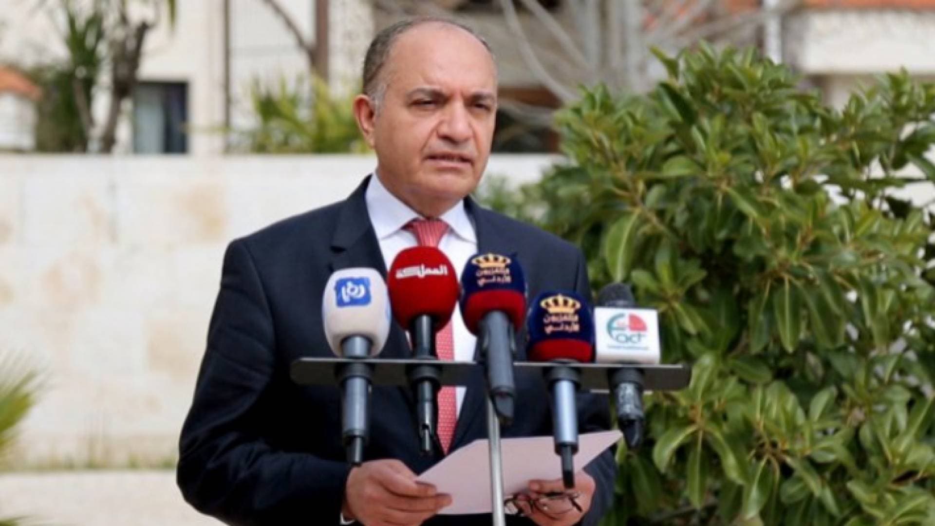 وزير الاعلام: سيتم فتح المخابز والصيدليات.. والخدمة عن طريق التوصيل