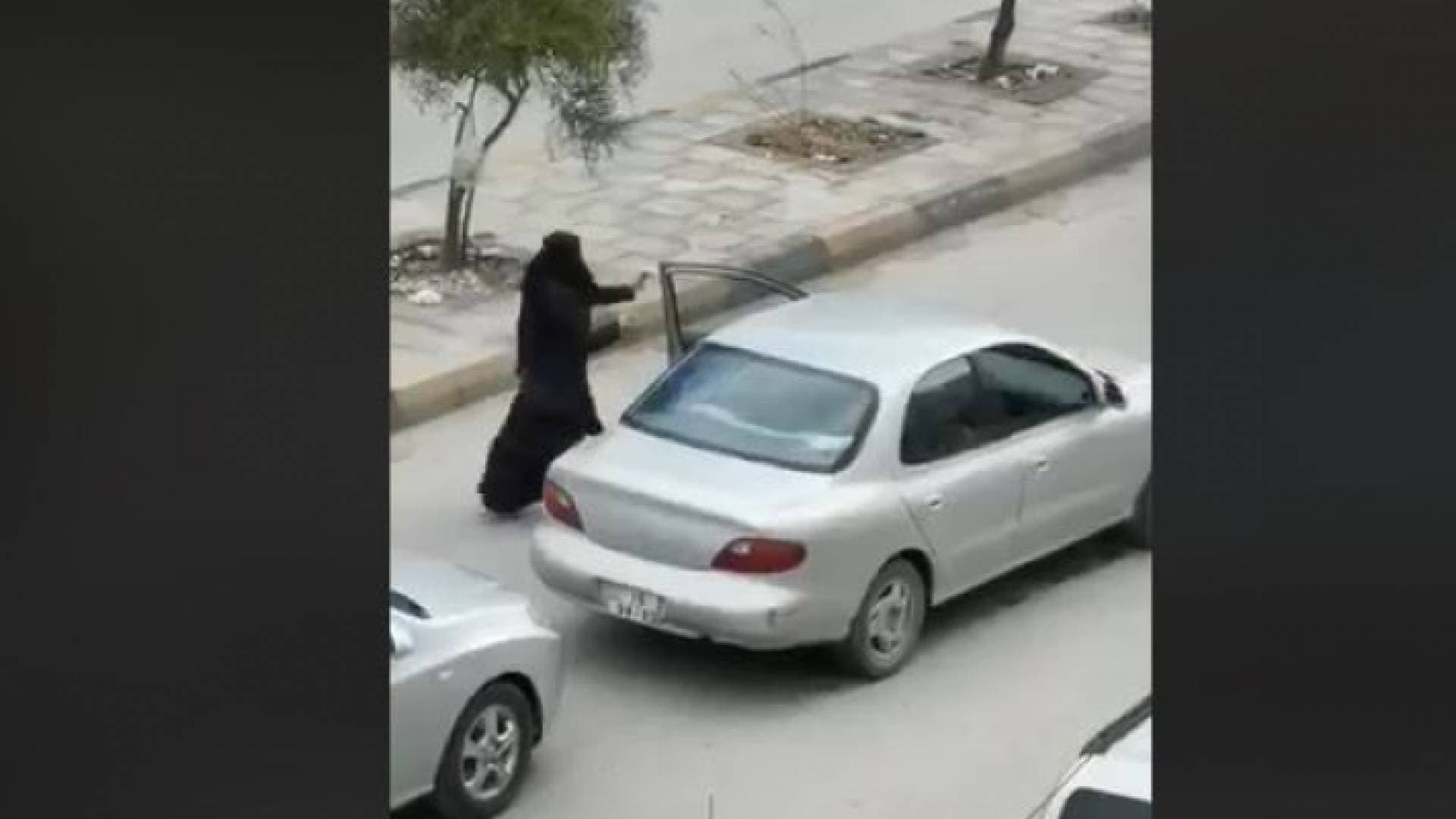 الامن يضبط الفتاة التي خرقت الحظر وقامت بالرقص في الشارع العام - فيديو