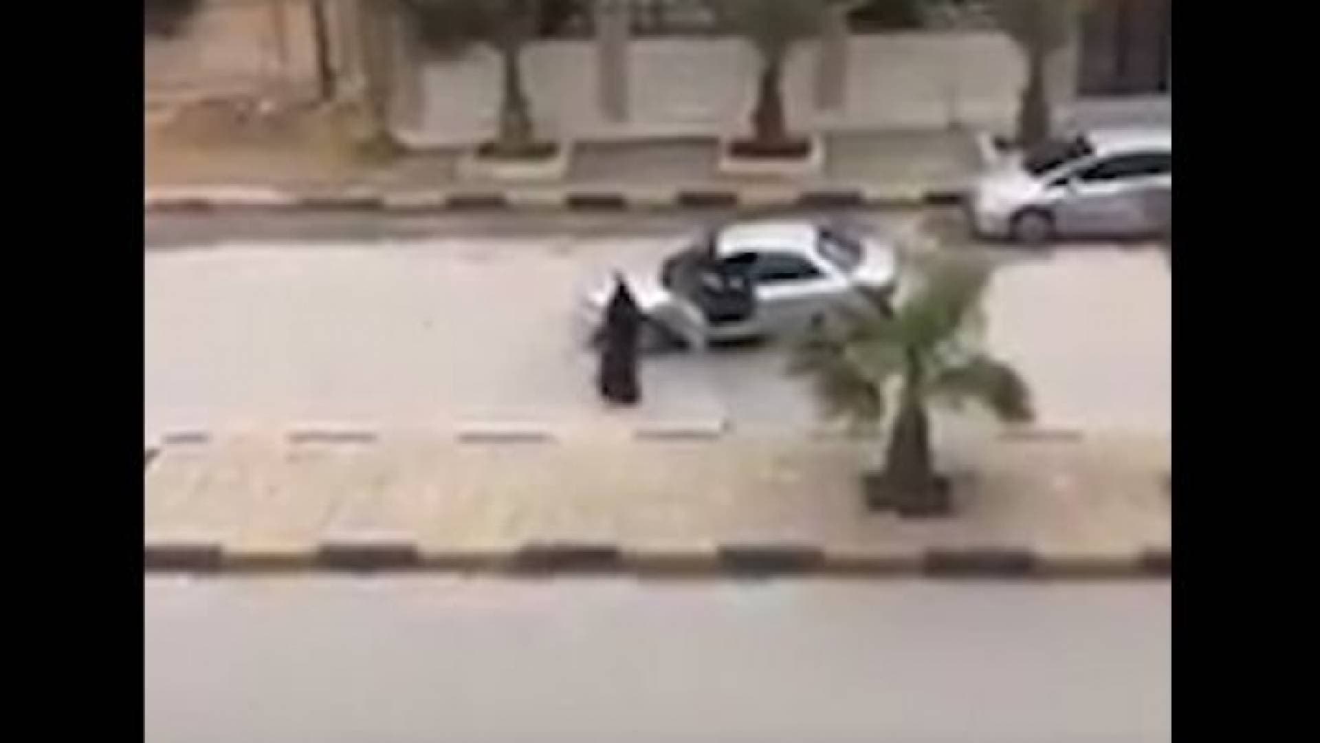 فتاة تثير مواقع التواصل في الأردن في أول أيام حظر التجول.. فيديو