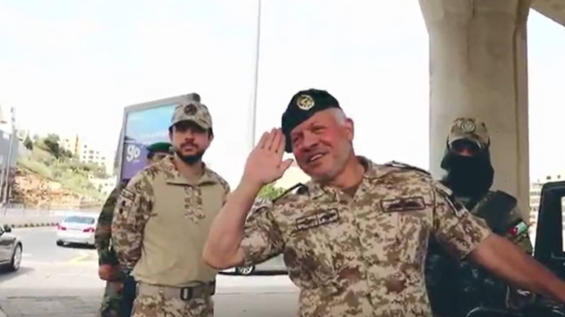 الملك يحيي نشامى الجيش والأجهزة الأمنية في الميدان ويثمن جهودهم - فيديو